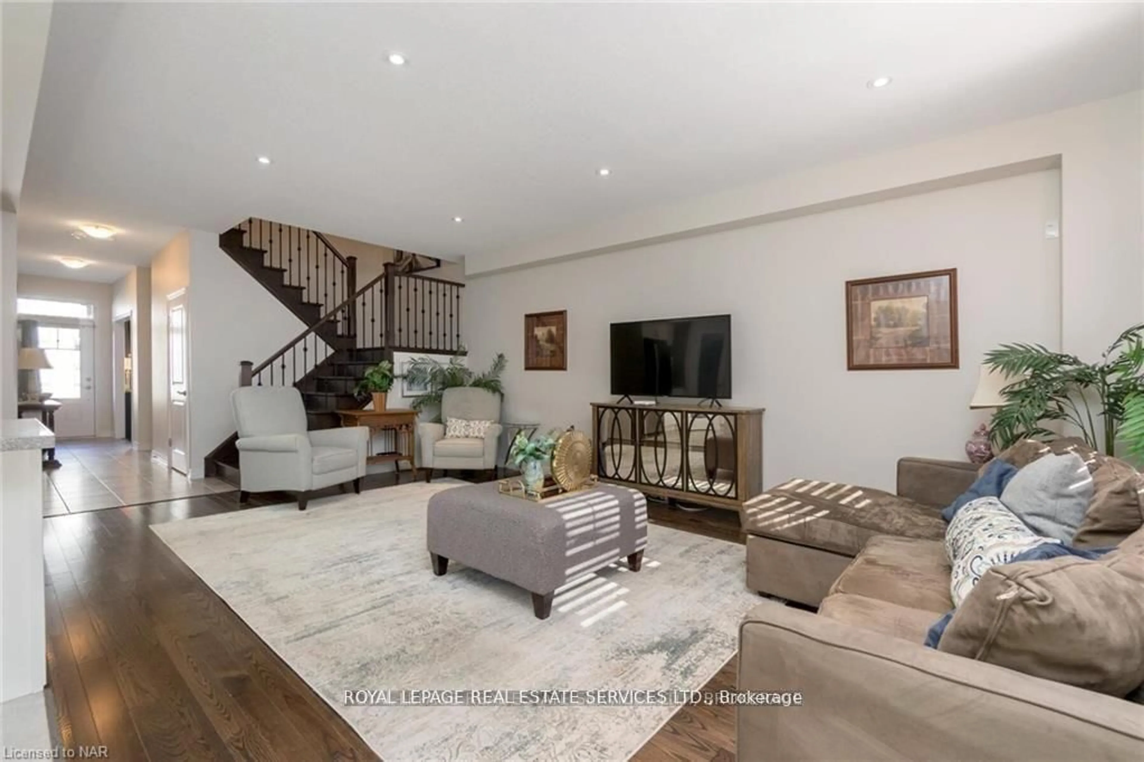 Living room with furniture, unknown for 124 Shoreview Pl, Hamilton Ontario L8E 0J4