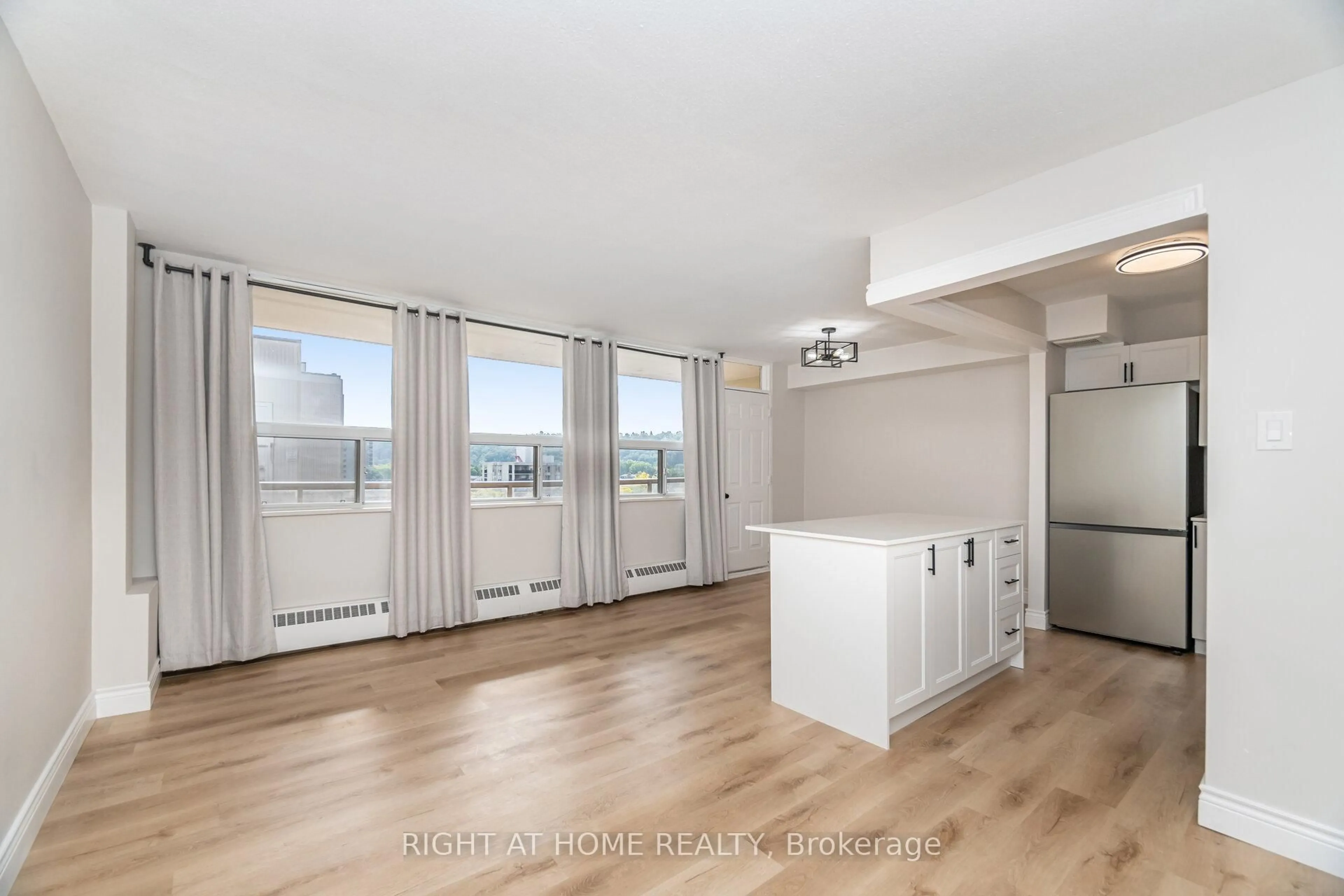 Open concept kitchen, wood/laminate floor for 15 Nicklaus Dr #605, Hamilton Ontario L8K 5J5