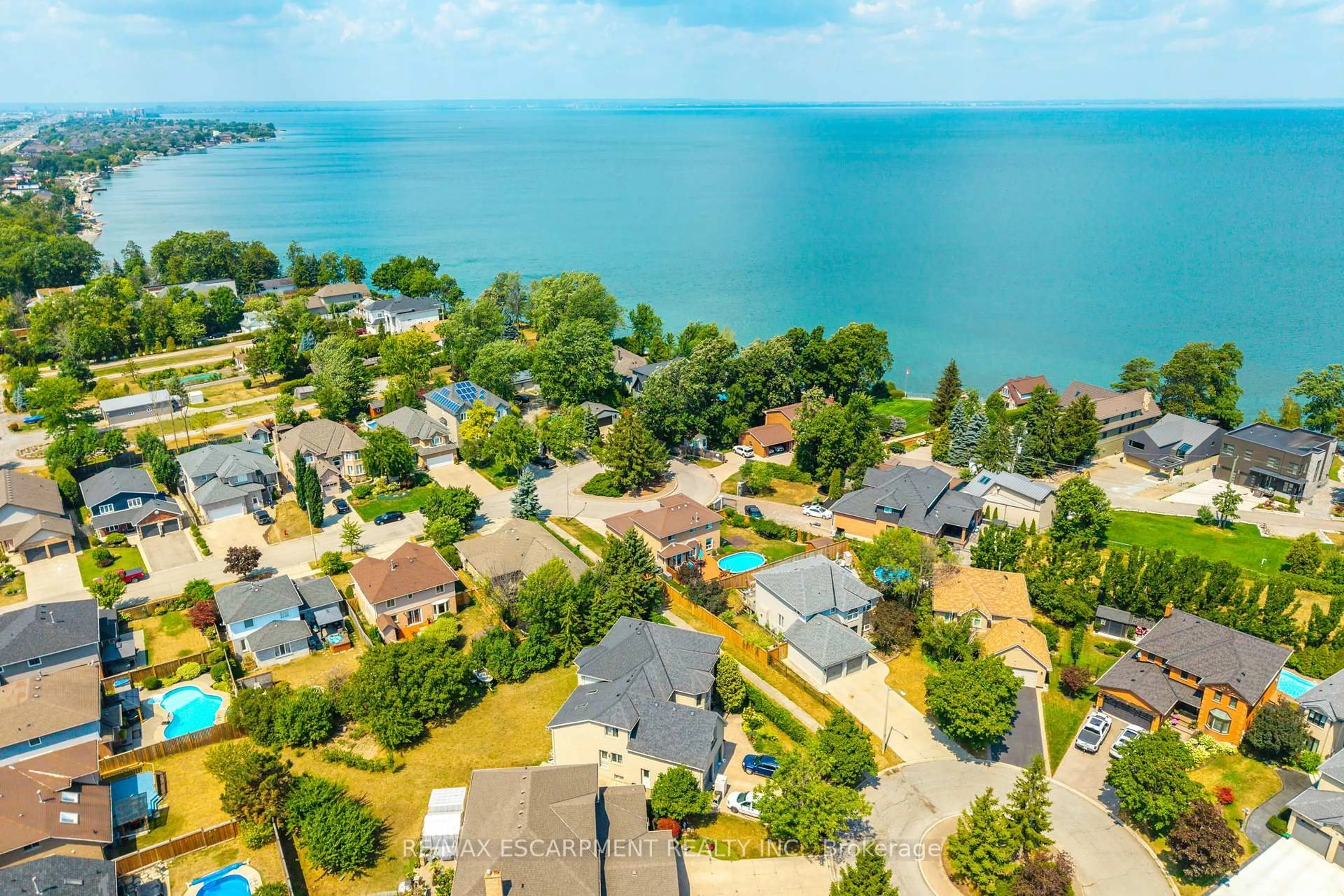 A pic from outside/outdoor area/front of a property/back of a property/a pic from drone, water/lake/river/ocean view for 10 Shadowdale Dr, Hamilton Ontario L8E 5E7