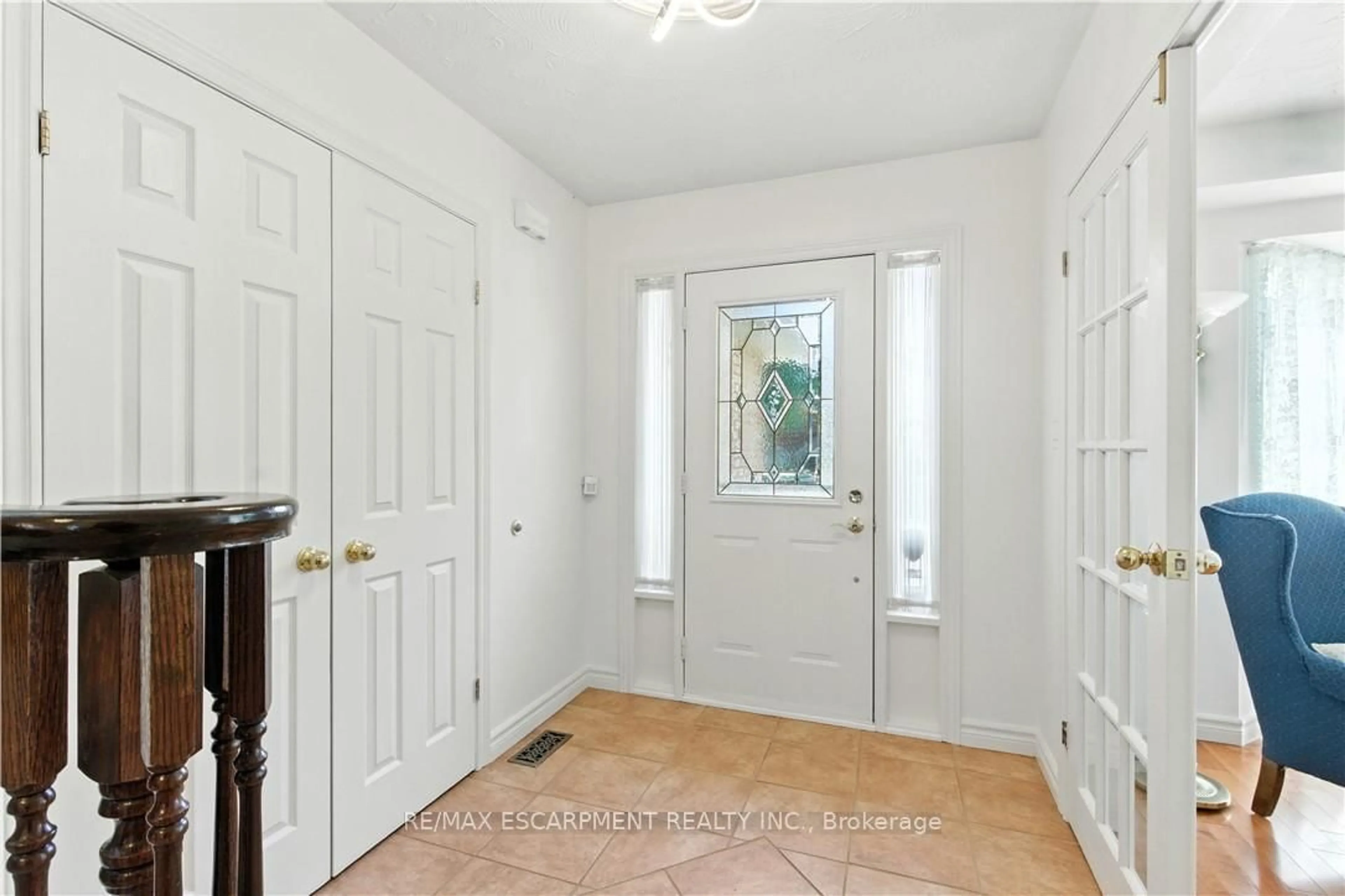 Indoor entryway for 10 Shadowdale Dr, Hamilton Ontario L8E 5E7