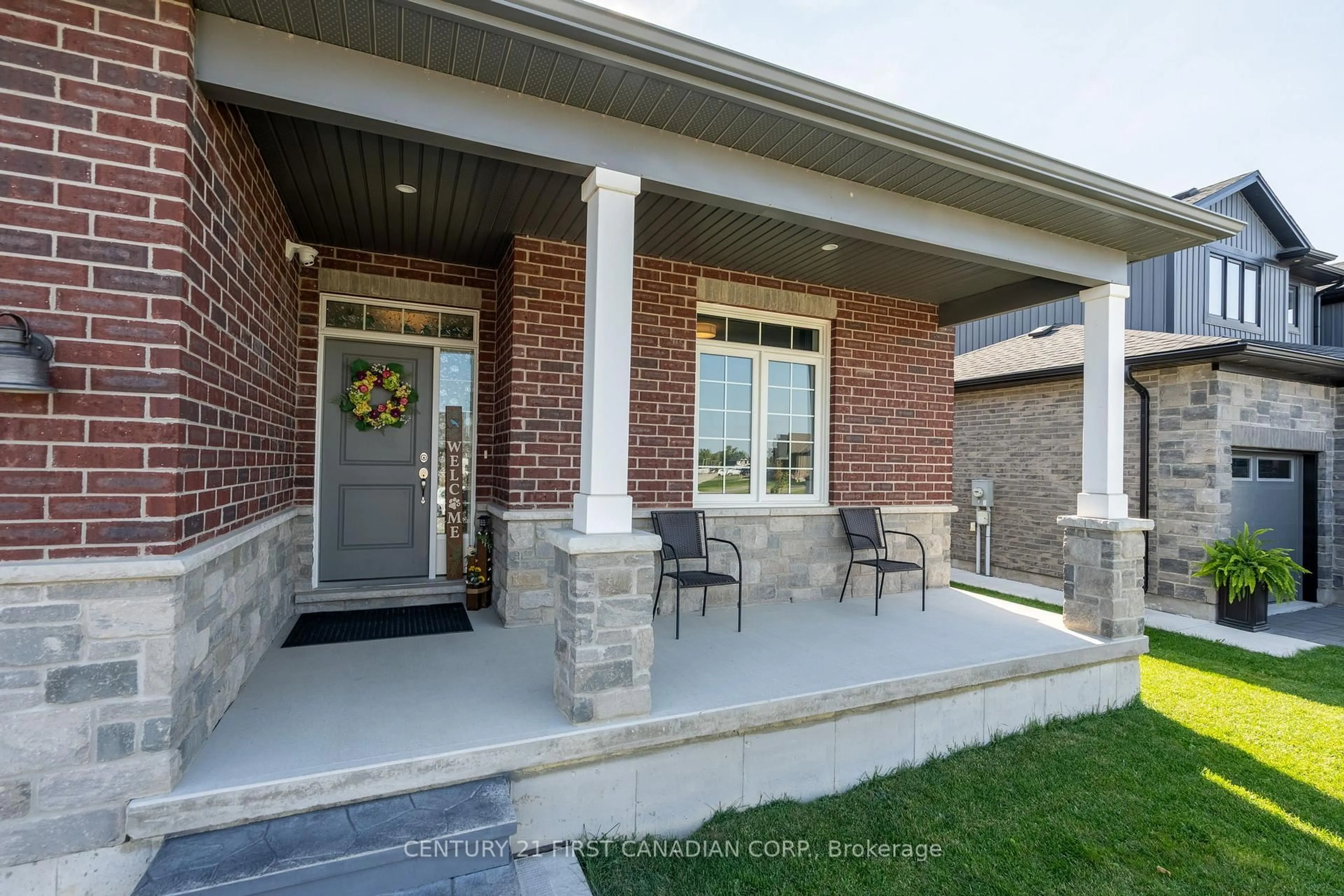 Home with brick exterior material, street for 125 SPENCER Ave, Lucan Biddulph Ontario N0M 2J0