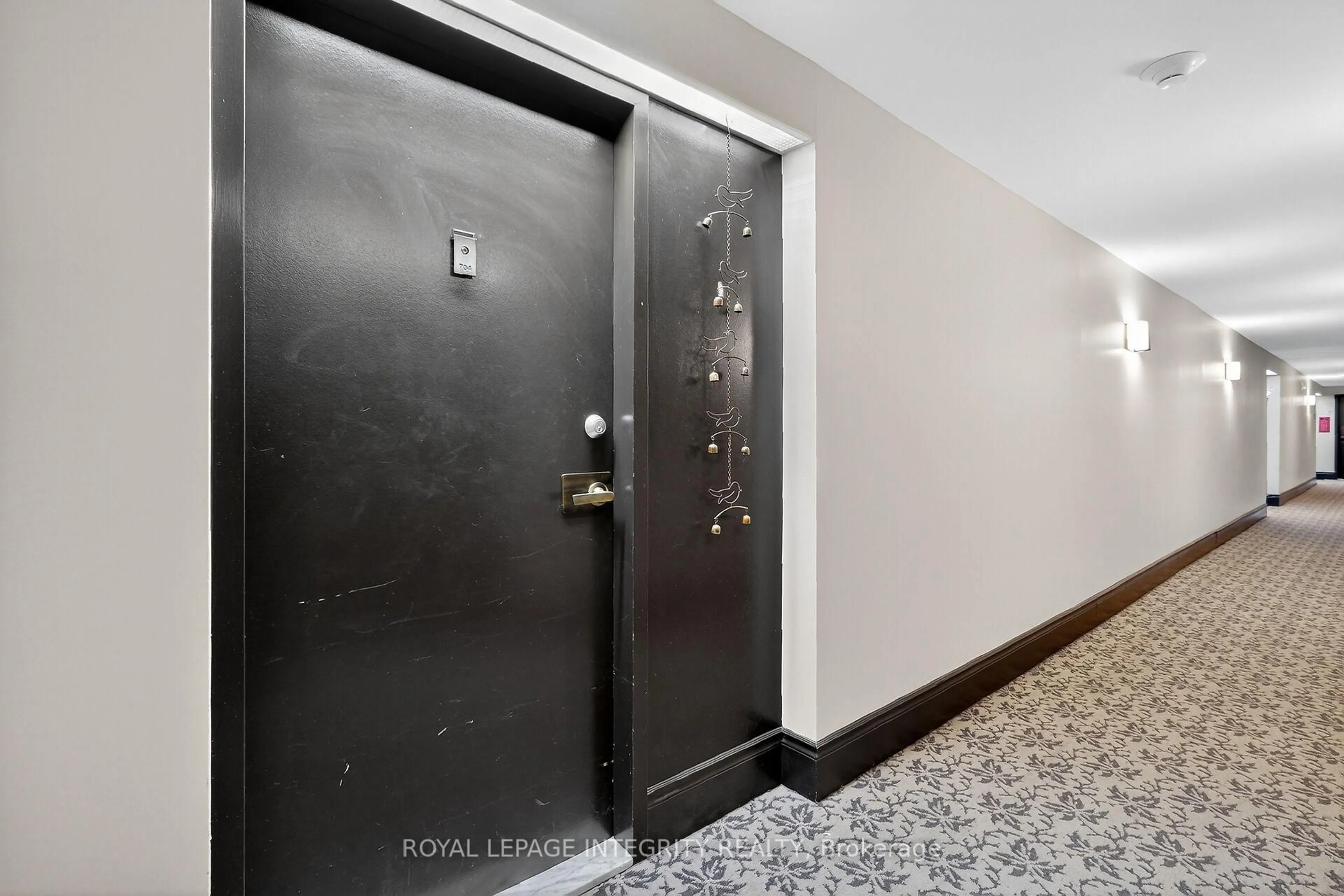 Indoor foyer for 265 Poulin Ave #704, Ottawa Ontario K2B 7Y8