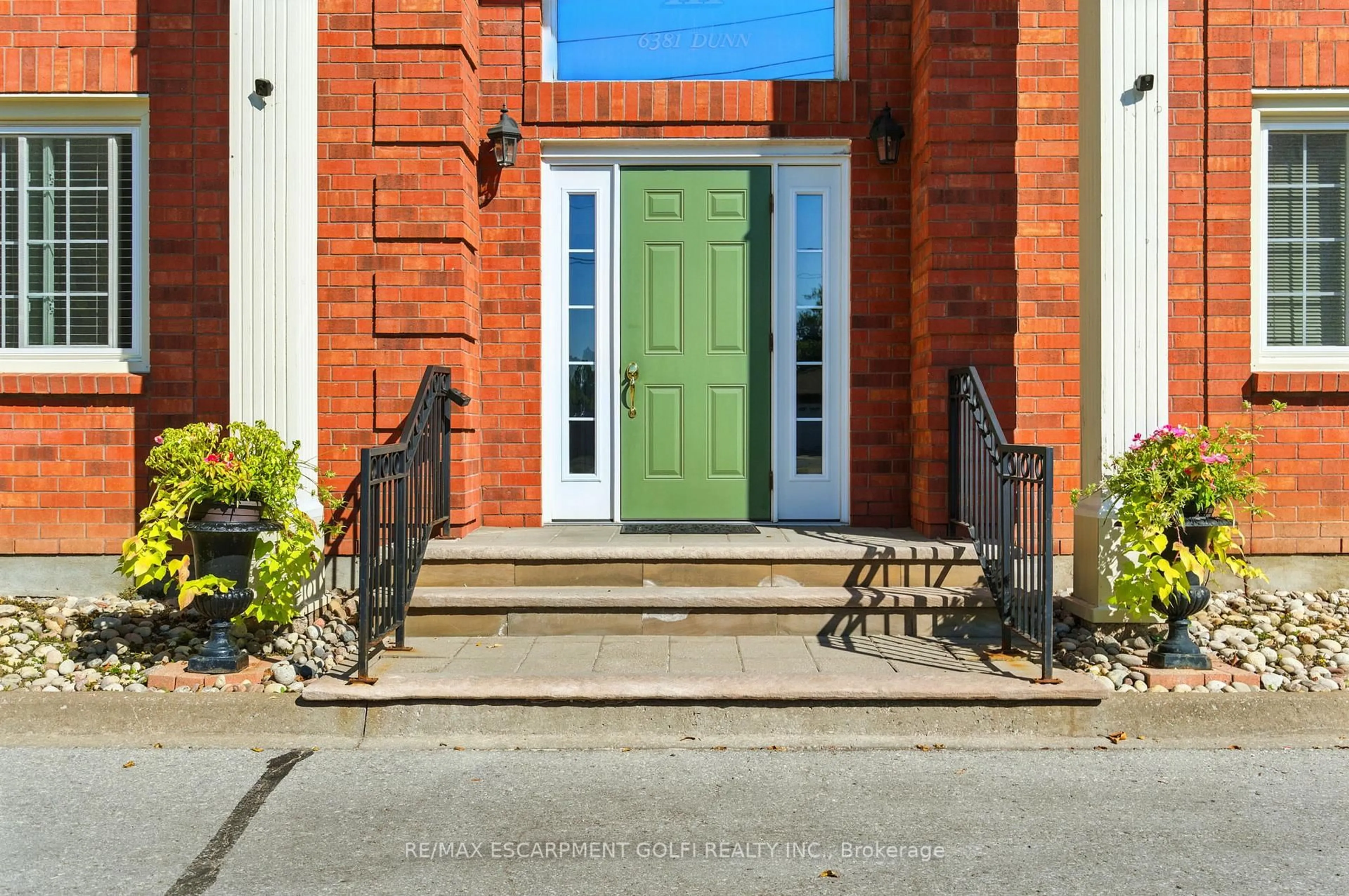 Indoor entryway for 6381 Dunn St #104, Niagara Falls Ontario L2G 2P6