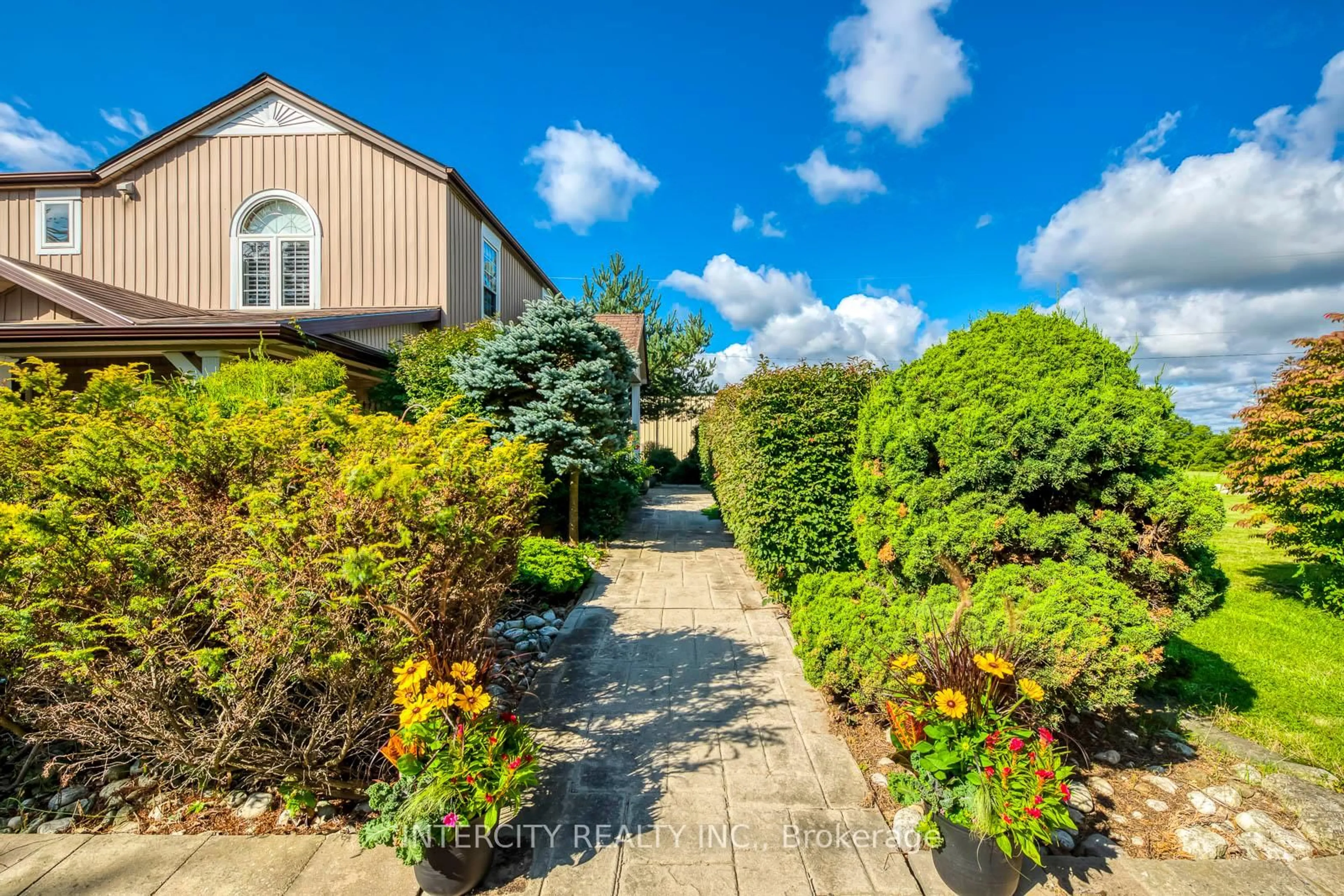 A pic from outside/outdoor area/front of a property/back of a property/a pic from drone, street for 2764 Governors Rd, Hamilton Ontario L0R 1T0