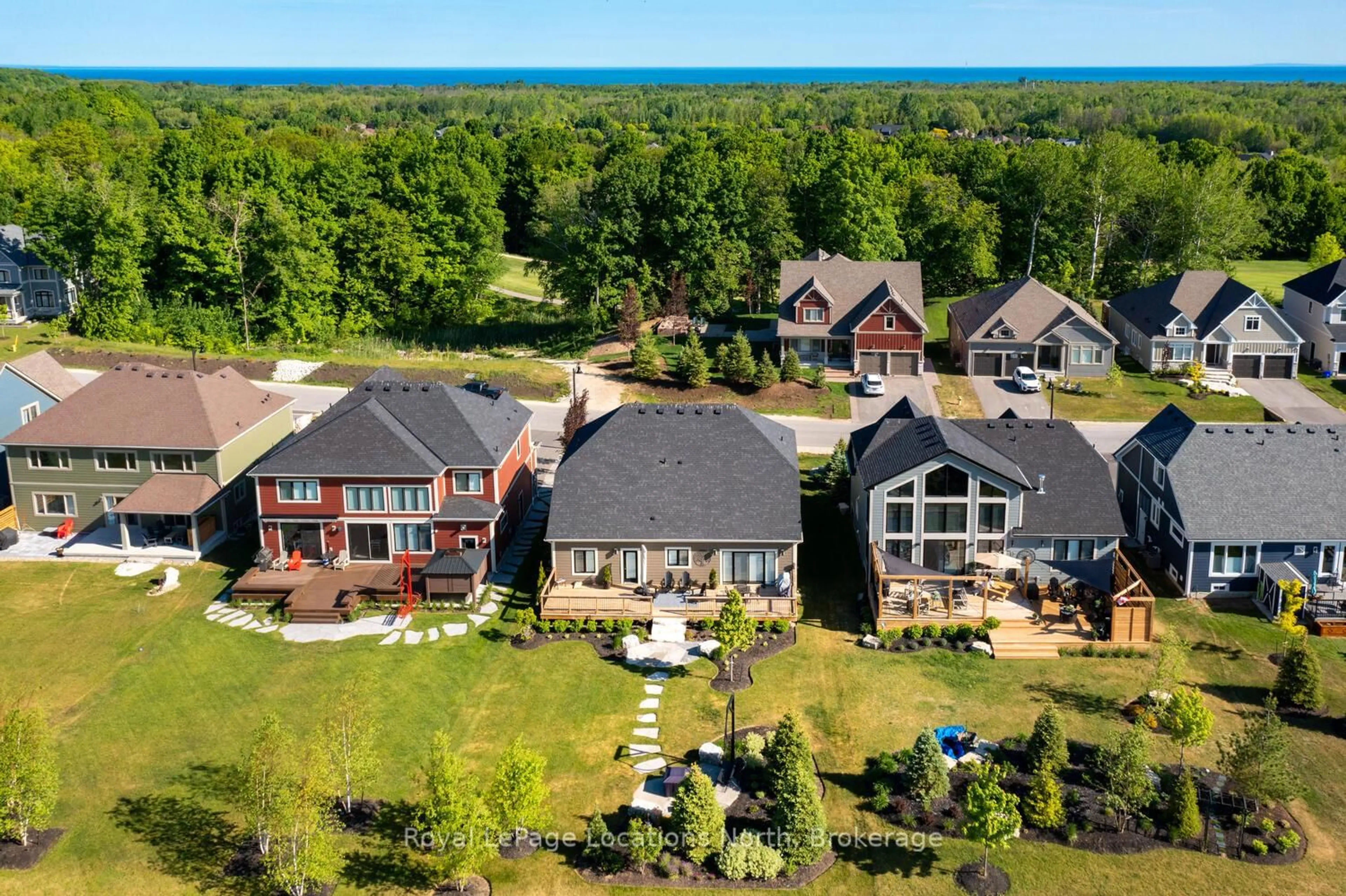 A pic from outside/outdoor area/front of a property/back of a property/a pic from drone, water/lake/river/ocean view for 138 CRESTVIEW Crt, Blue Mountains Ontario L9Y 0Z4