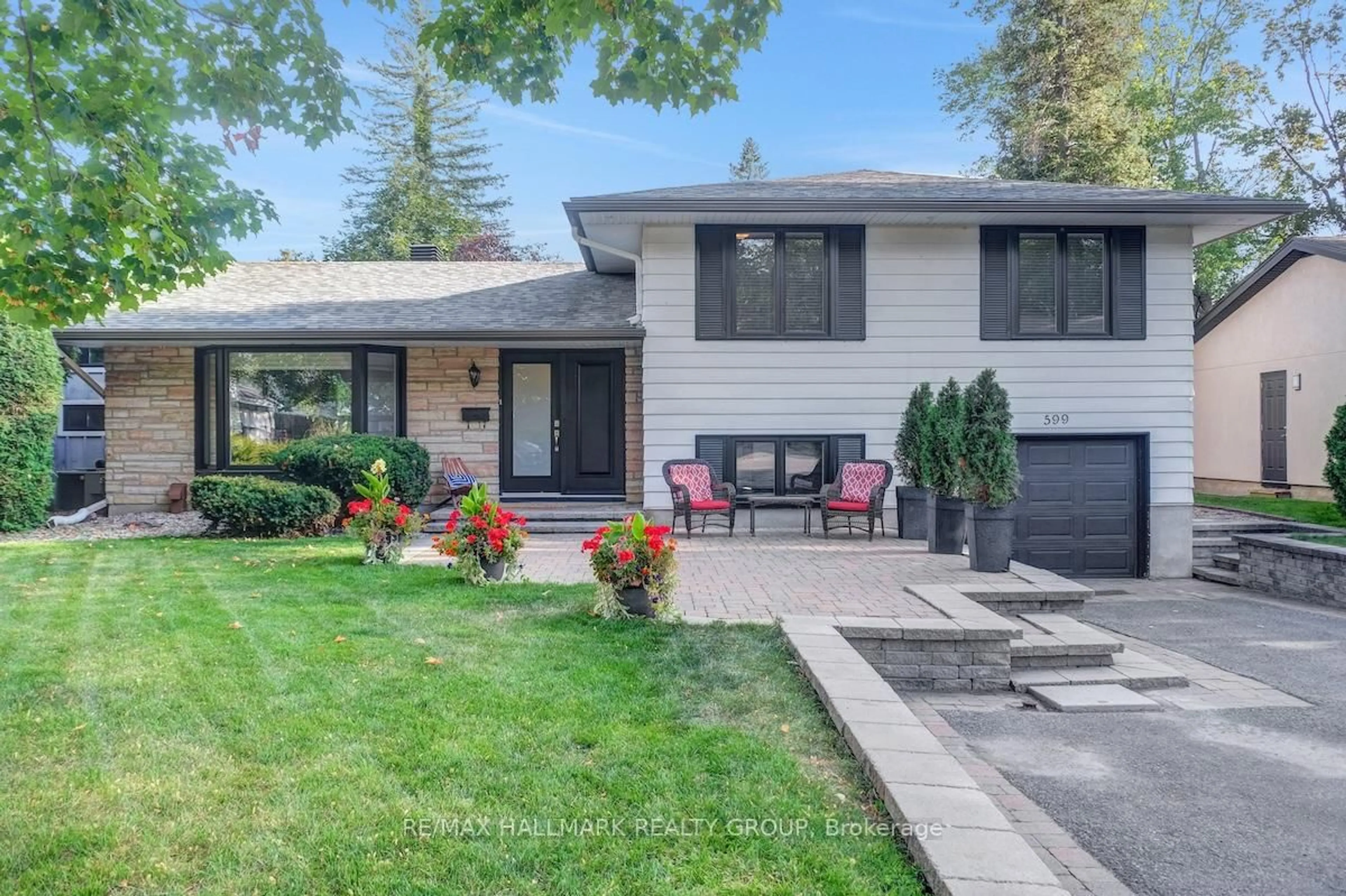 Home with vinyl exterior material, street for 599 Duff Cres, Ottawa Ontario K1J 7C6