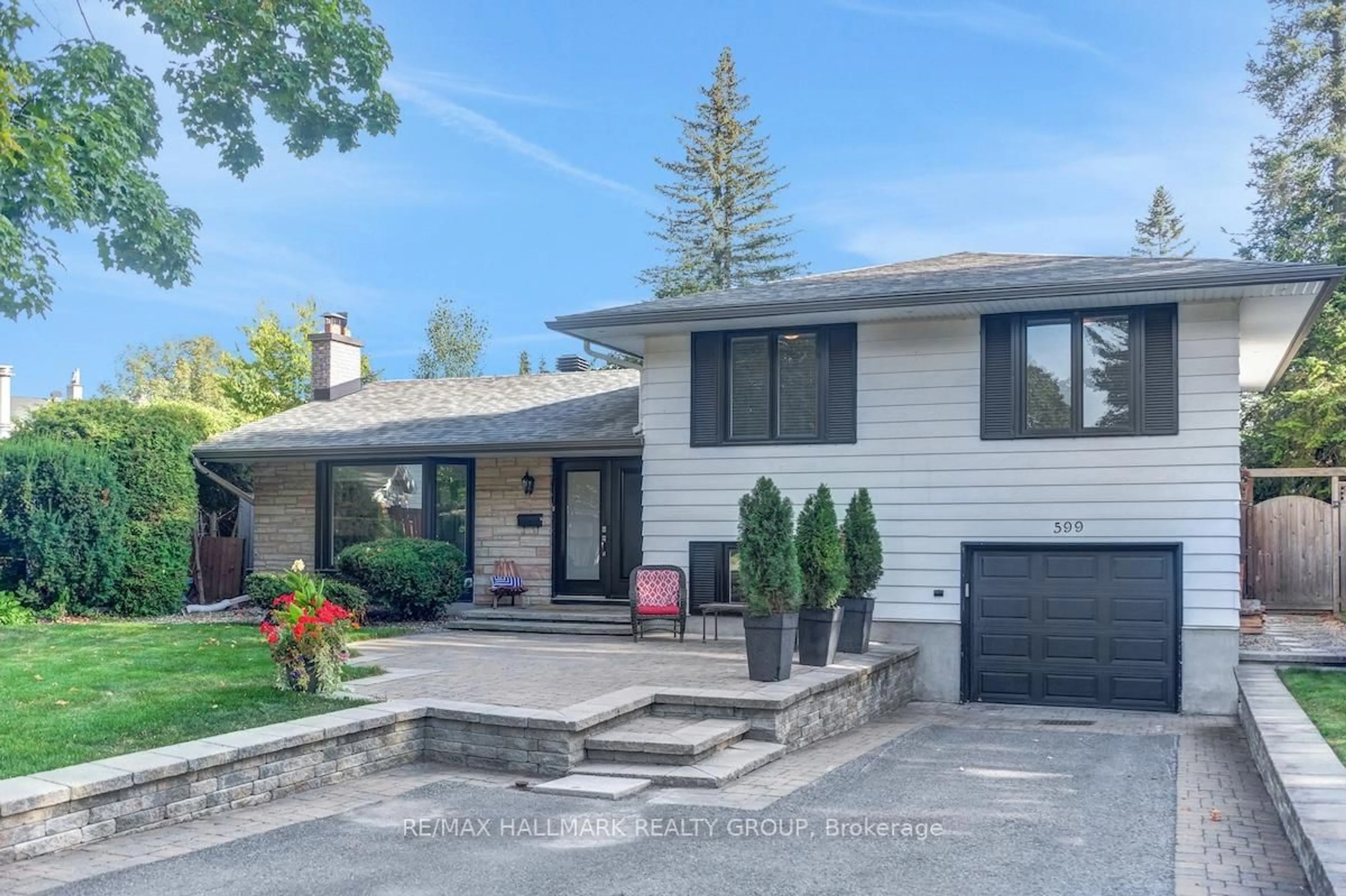 Home with vinyl exterior material, street for 599 Duff Cres, Ottawa Ontario K1J 7C6