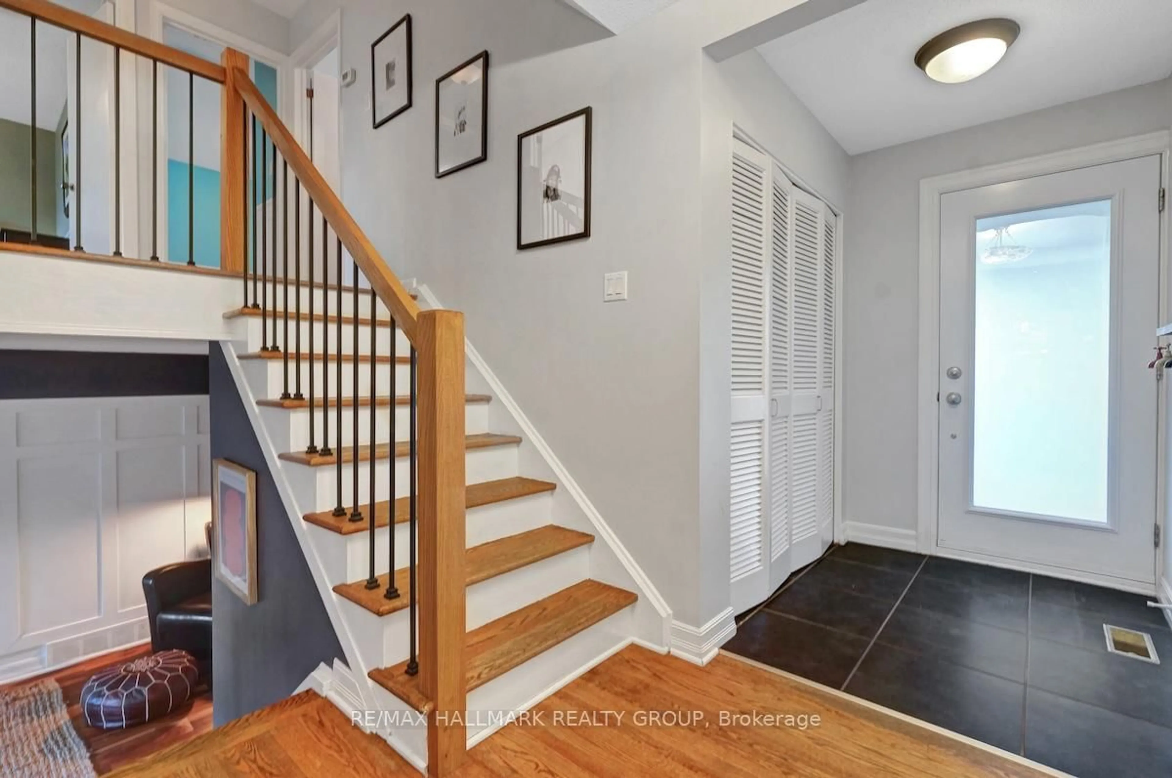 Indoor entryway for 599 Duff Cres, Ottawa Ontario K1J 7C6