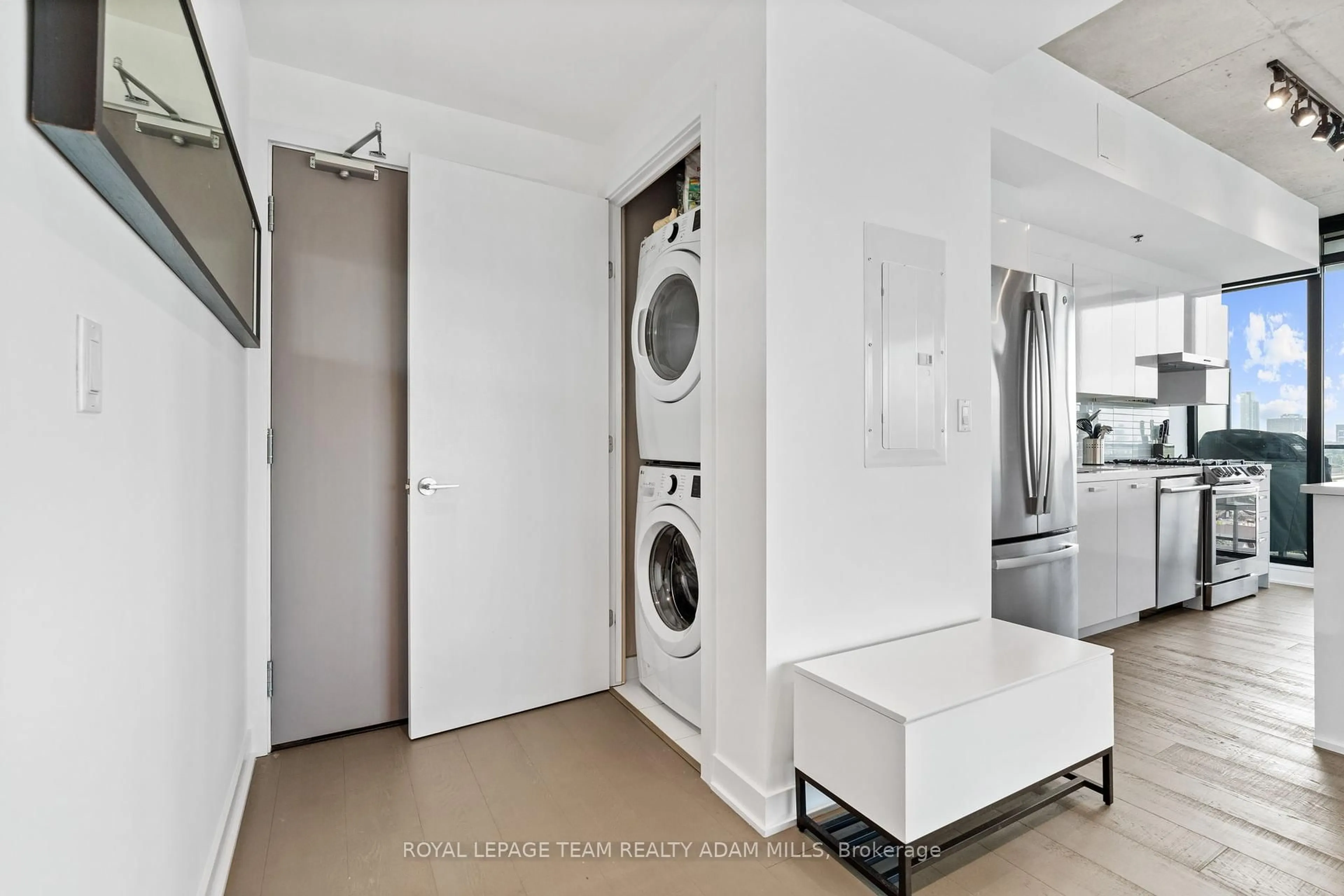 Laundry room for 203 CATHERINE St #908, Ottawa Ontario K2P 1J5