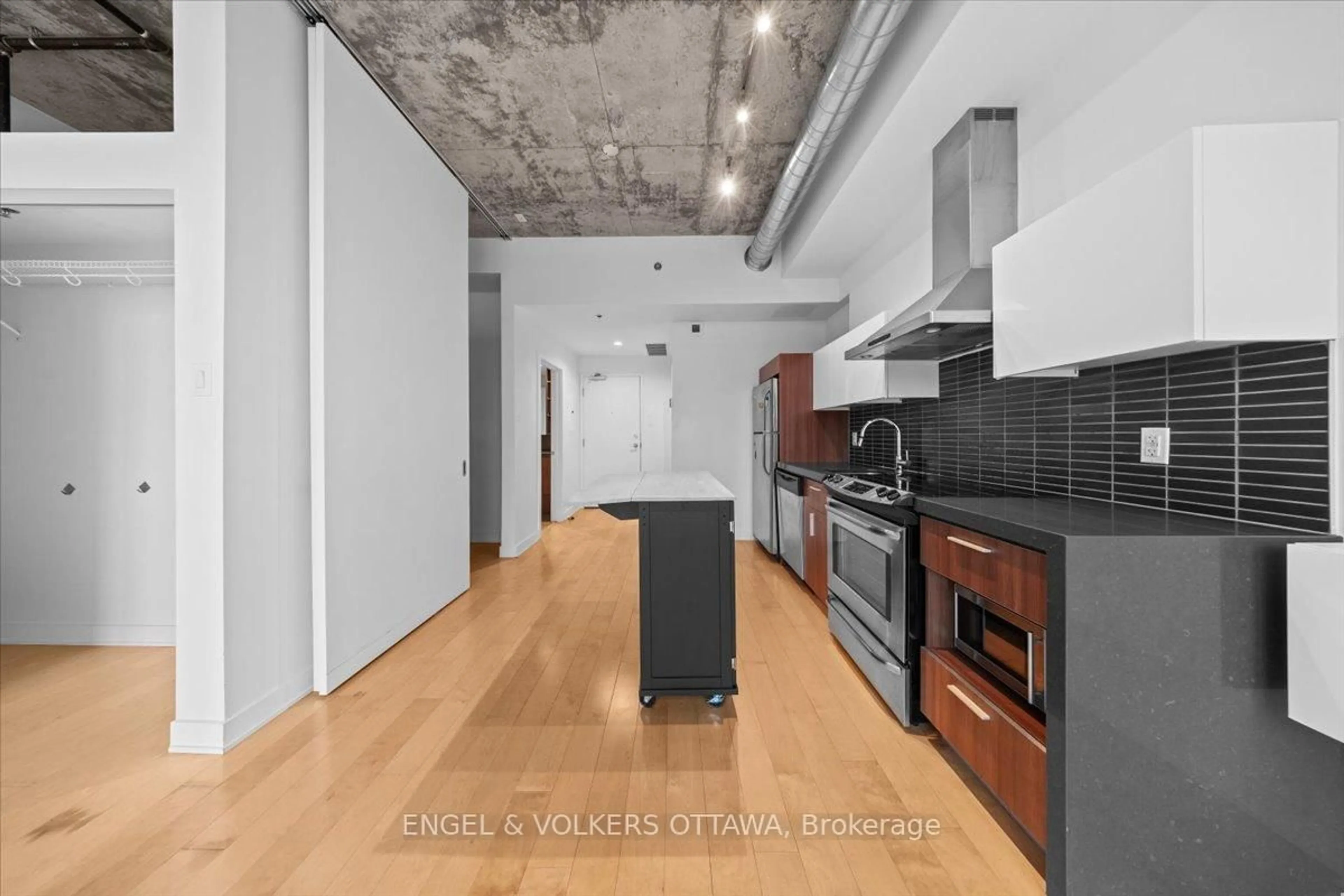 Unknown for 340 McLeod St #940, Ottawa Ontario K2P 1A4