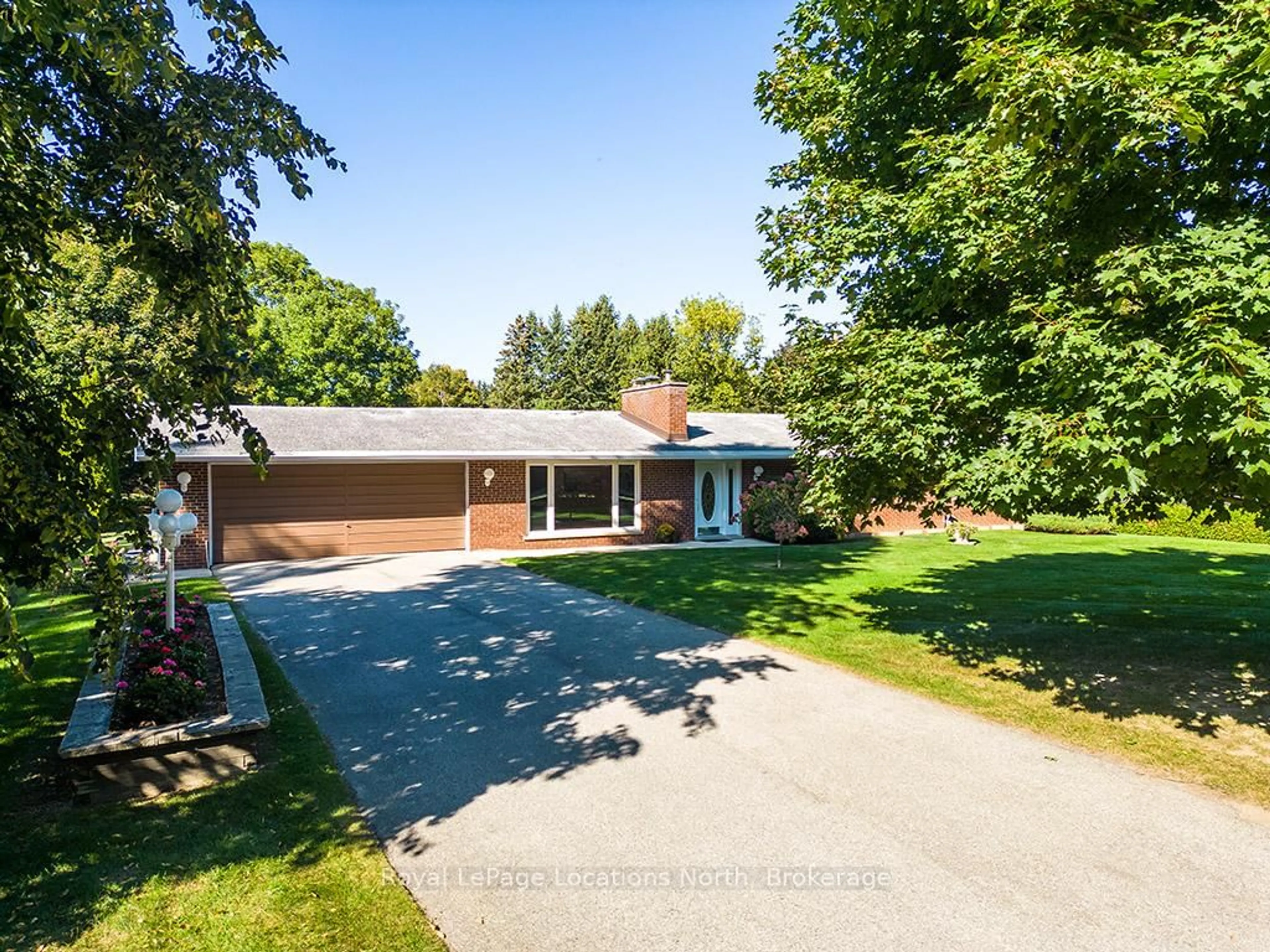 A pic from outside/outdoor area/front of a property/back of a property/a pic from drone, street for 141 Hillcrest Dr, Blue Mountains Ontario N0H 1J0
