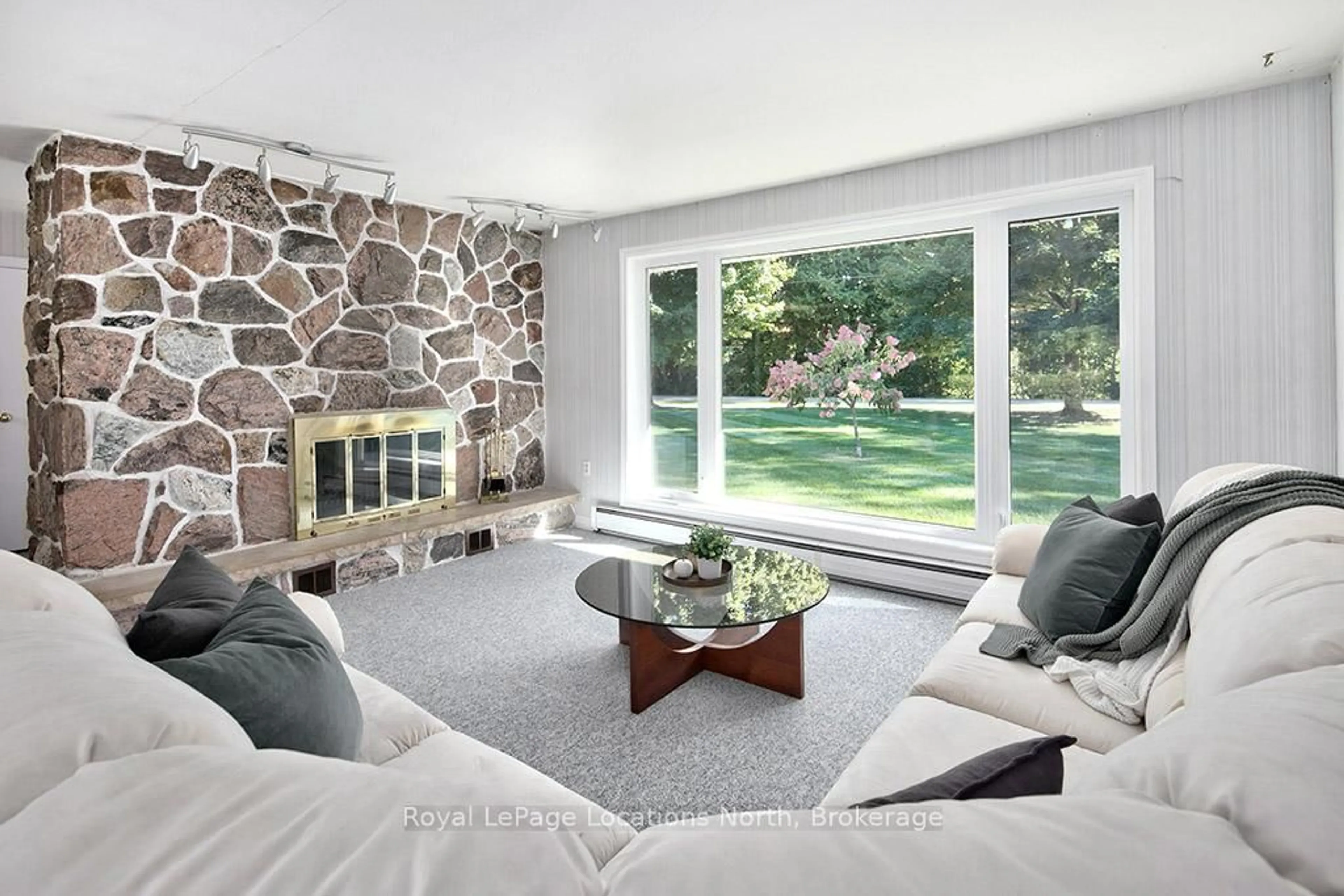 Living room with furniture, unknown for 141 Hillcrest Dr, Blue Mountains Ontario N0H 1J0