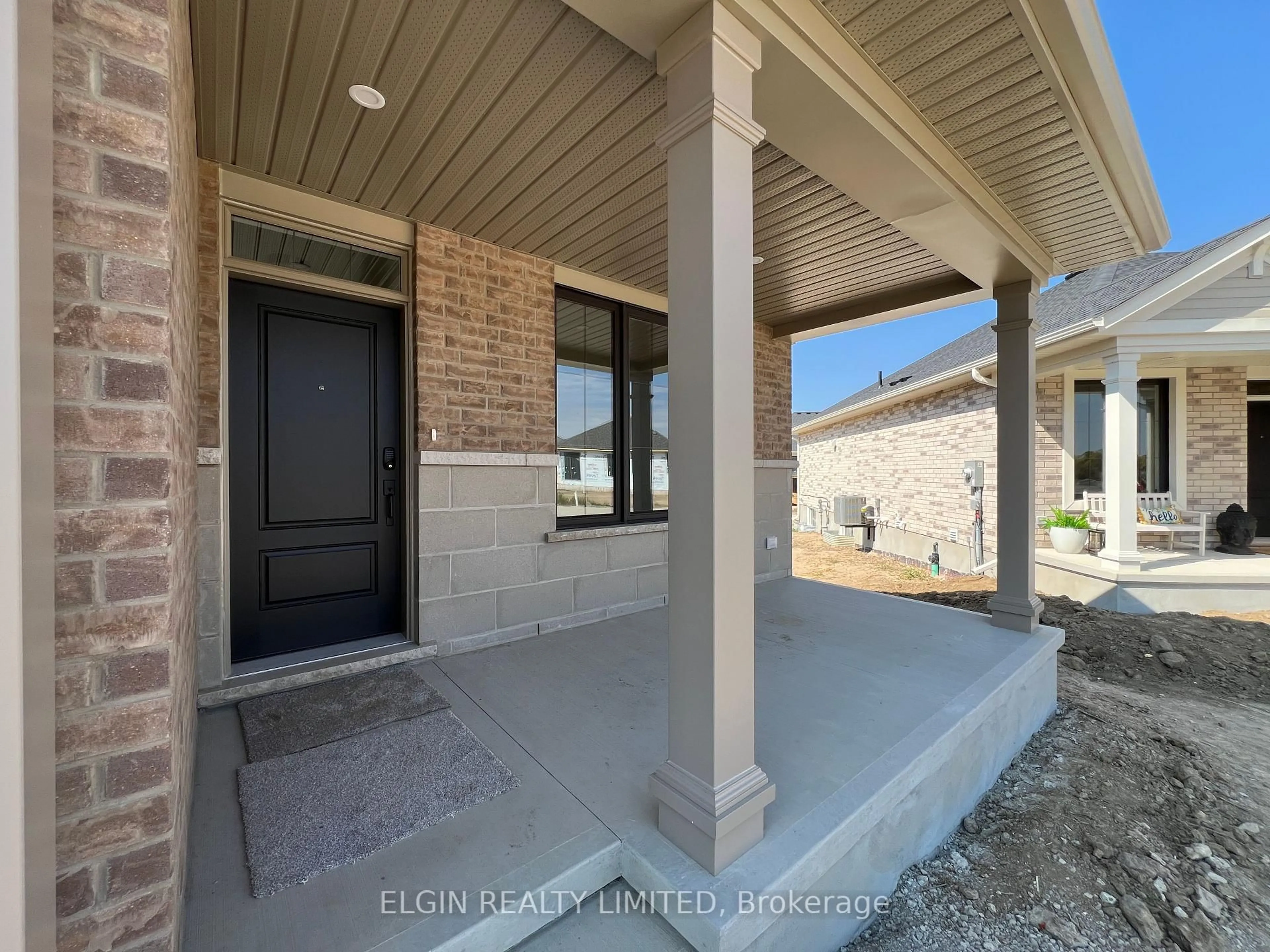 Indoor entryway for 5 Columbus Crt, Central Elgin Ontario N5P 0E5