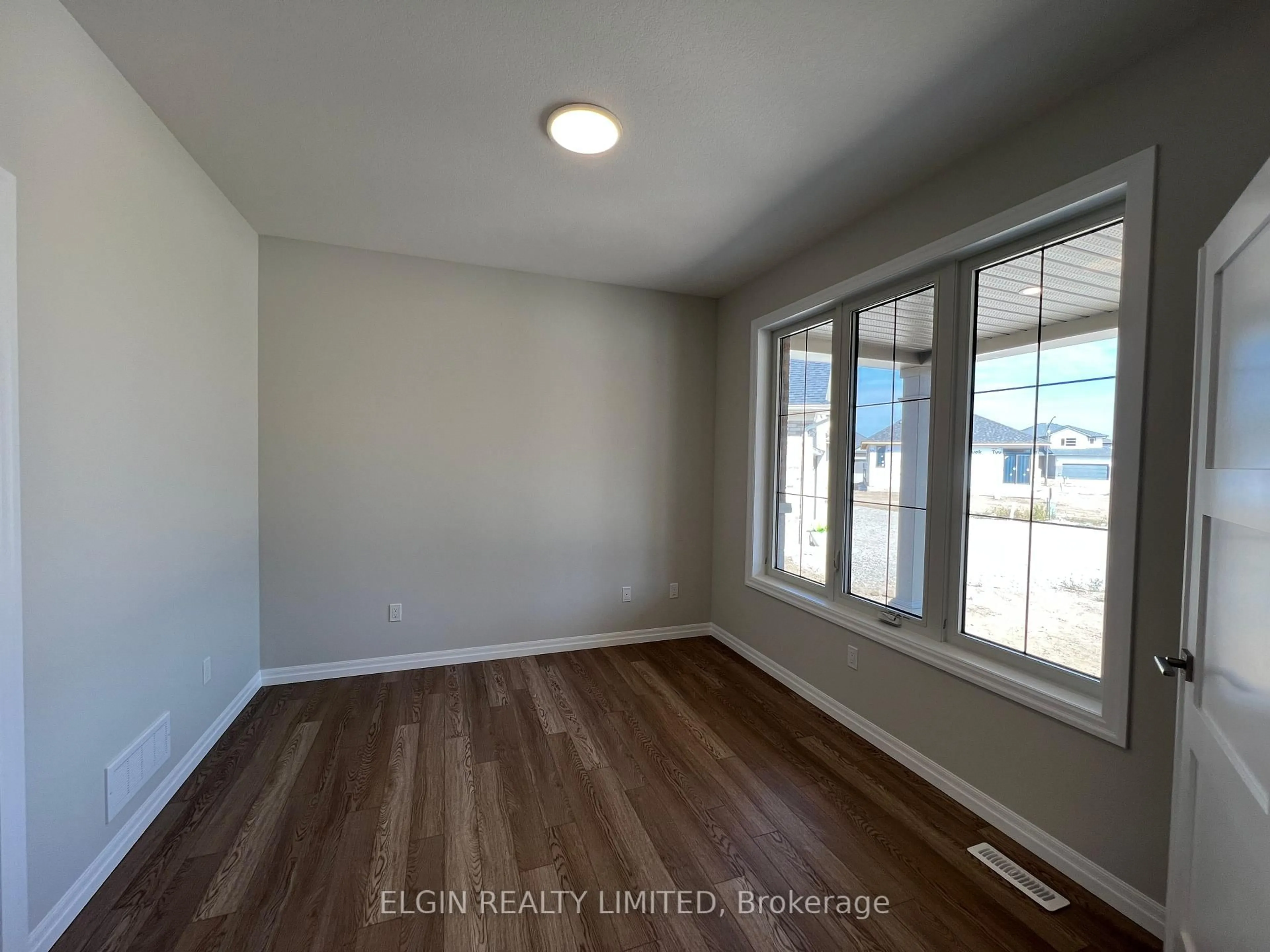 A pic of a room for 5 Columbus Crt, Central Elgin Ontario N5P 0E5