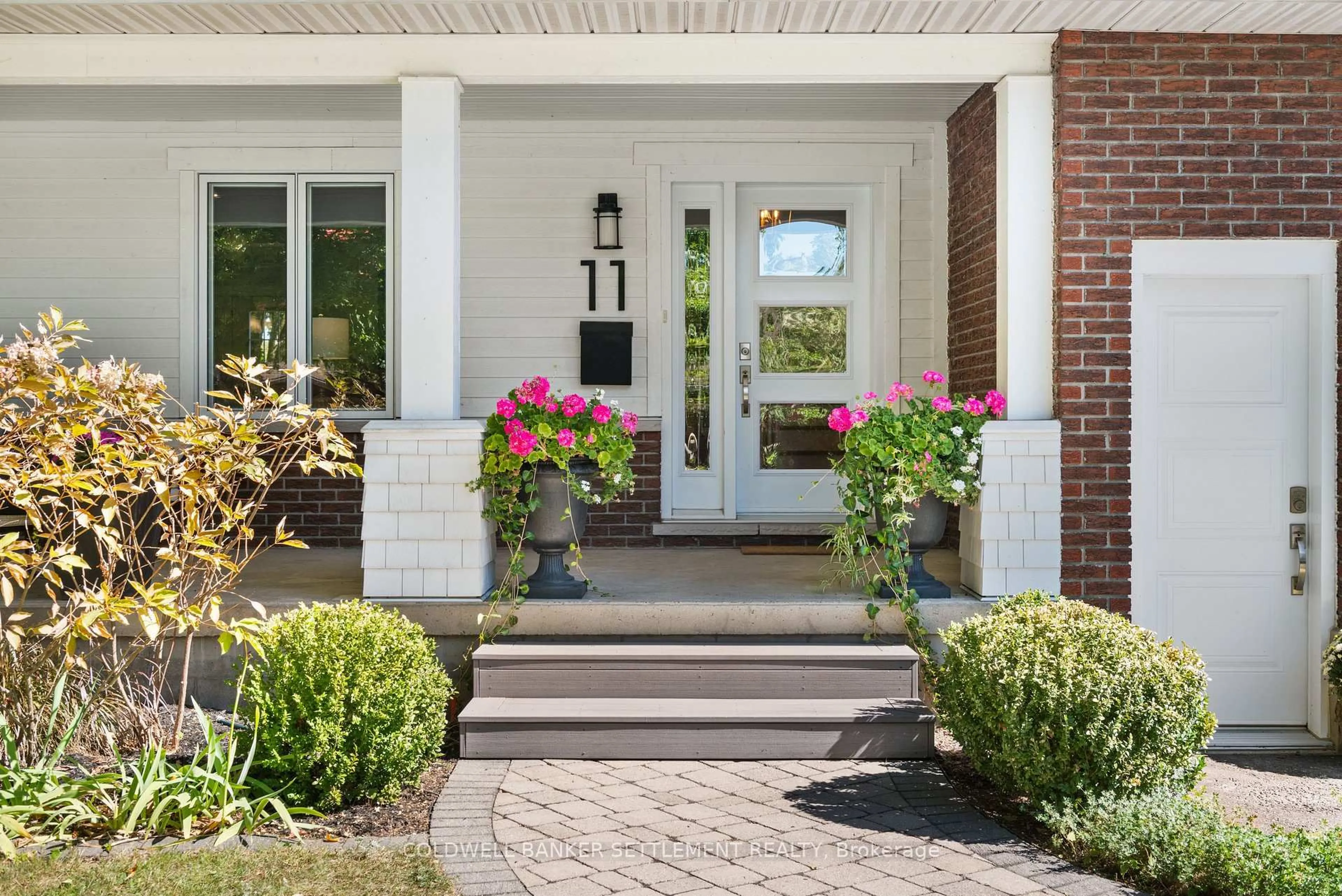 Indoor entryway for 11 Scott Cres, Perth Ontario K7H 3J4