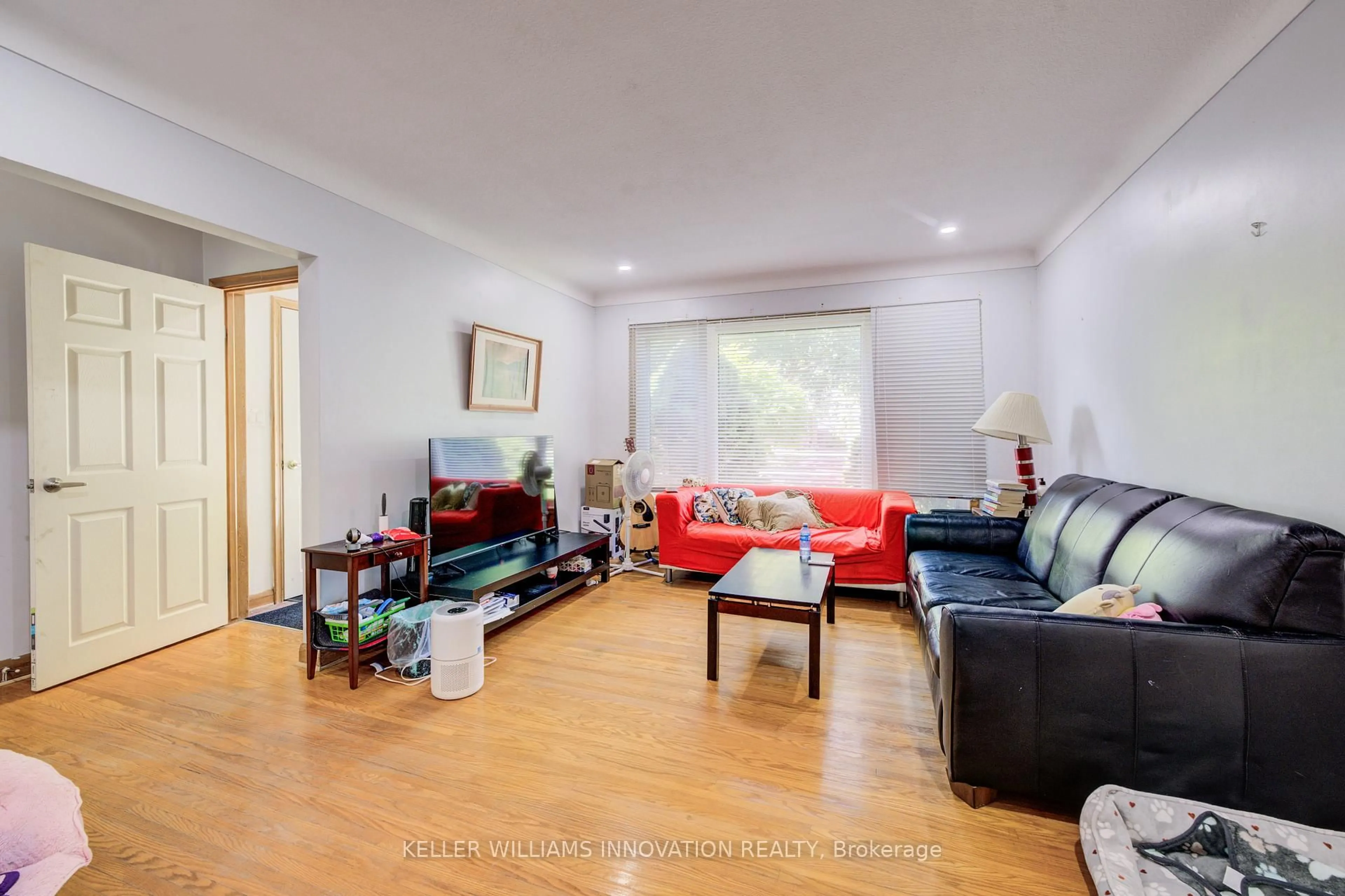 Living room with furniture, wood/laminate floor for 18 EDINBURGH Dr, St. Catharines Ontario L2M 3H1
