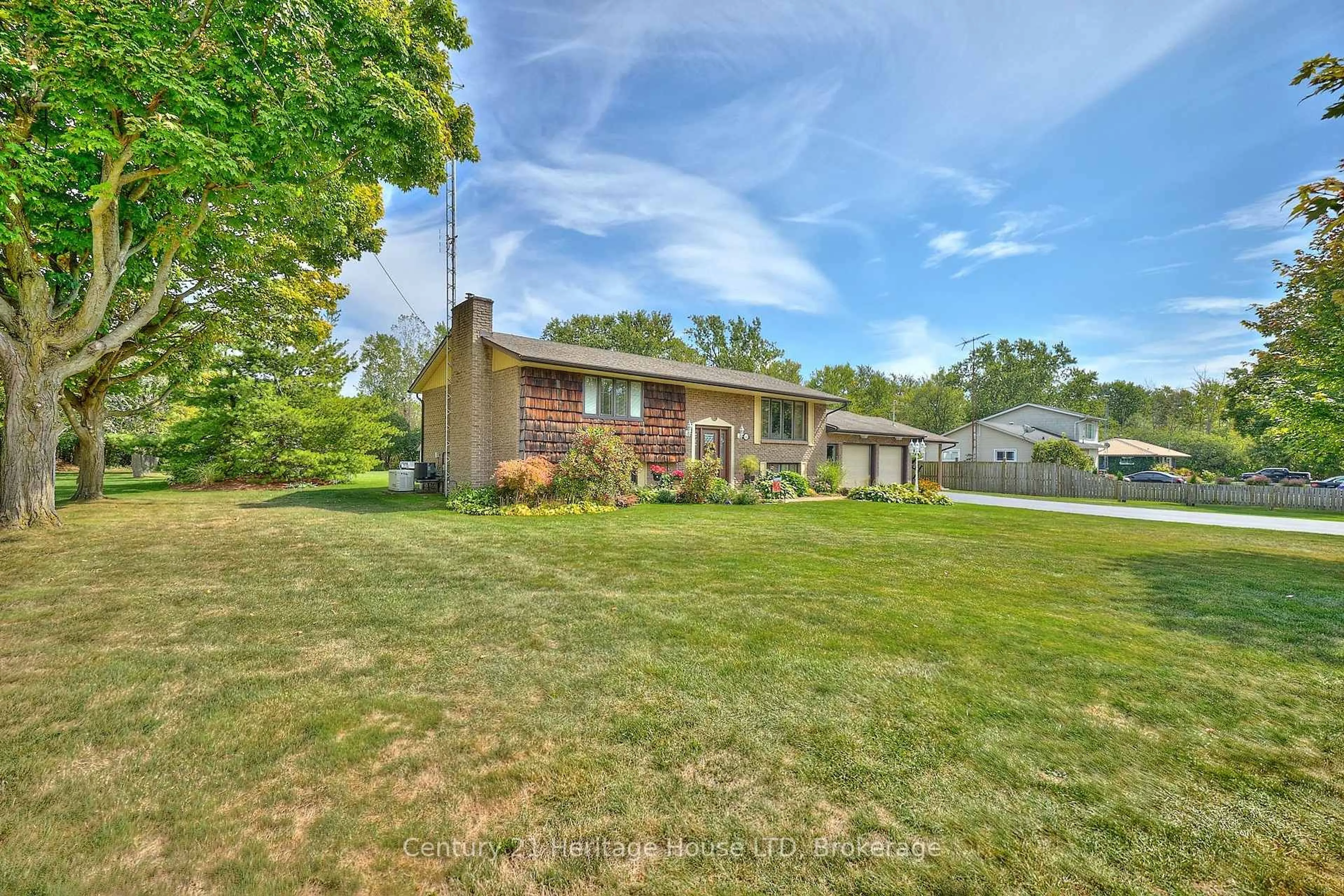 A pic from outside/outdoor area/front of a property/back of a property/a pic from drone, unknown for 544 Rose Hill Rd, Fort Erie Ontario L2A 5M4
