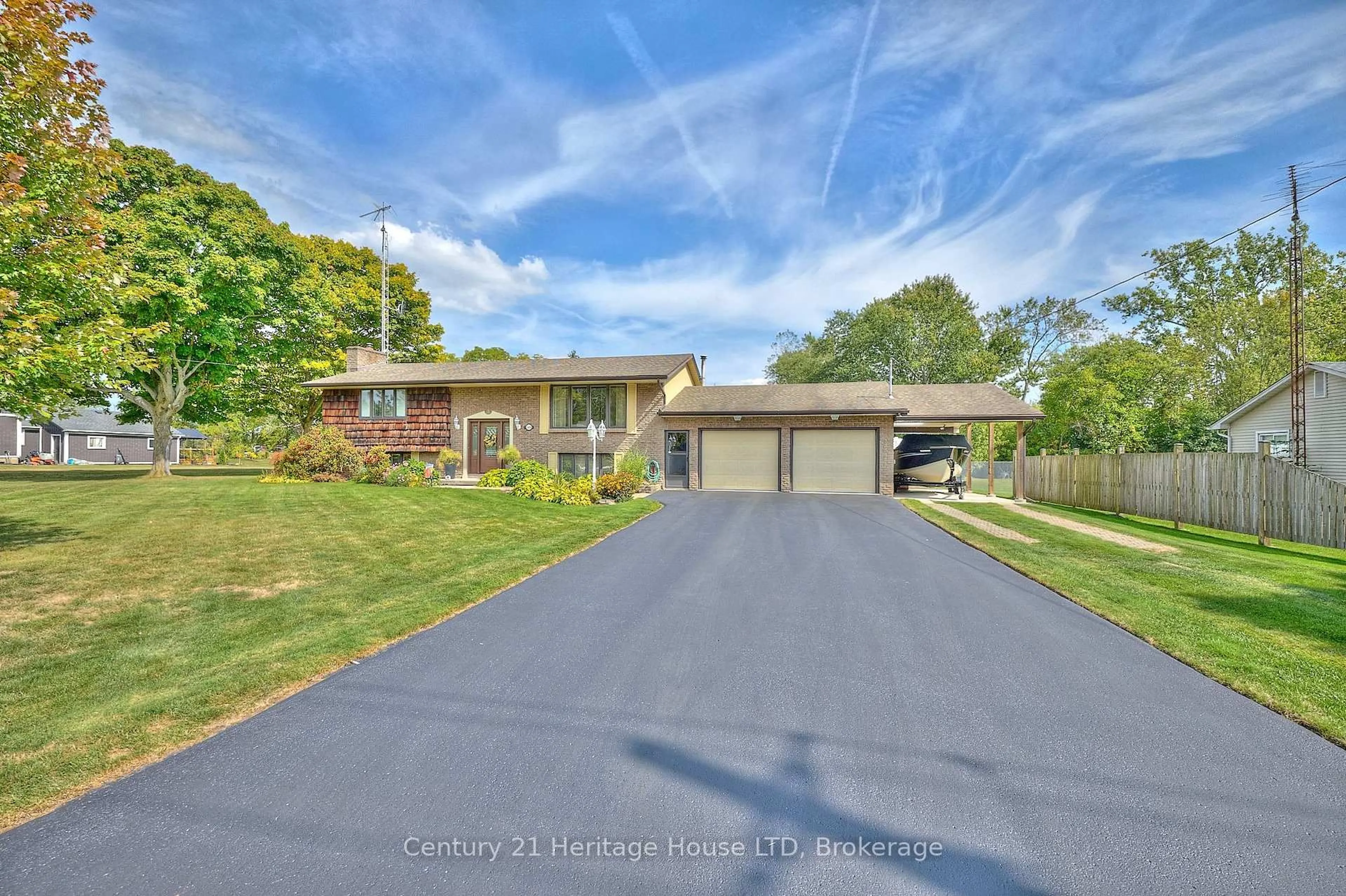 A pic from outside/outdoor area/front of a property/back of a property/a pic from drone, street for 544 Rose Hill Rd, Fort Erie Ontario L2A 5M4
