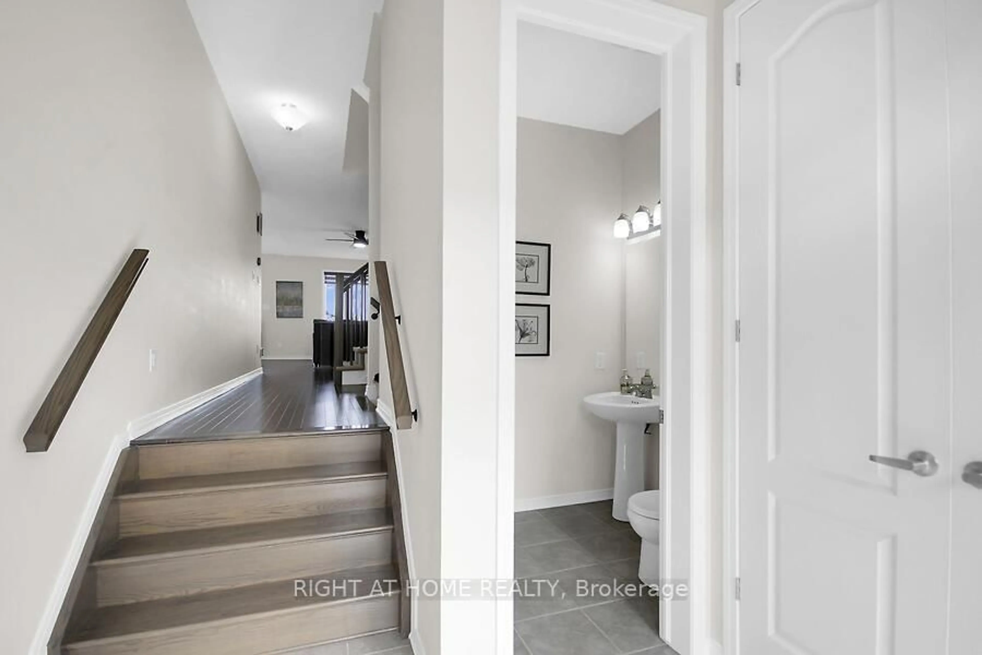 Indoor entryway for 507 Radiant Private, Ottawa Ontario K2M 0M9
