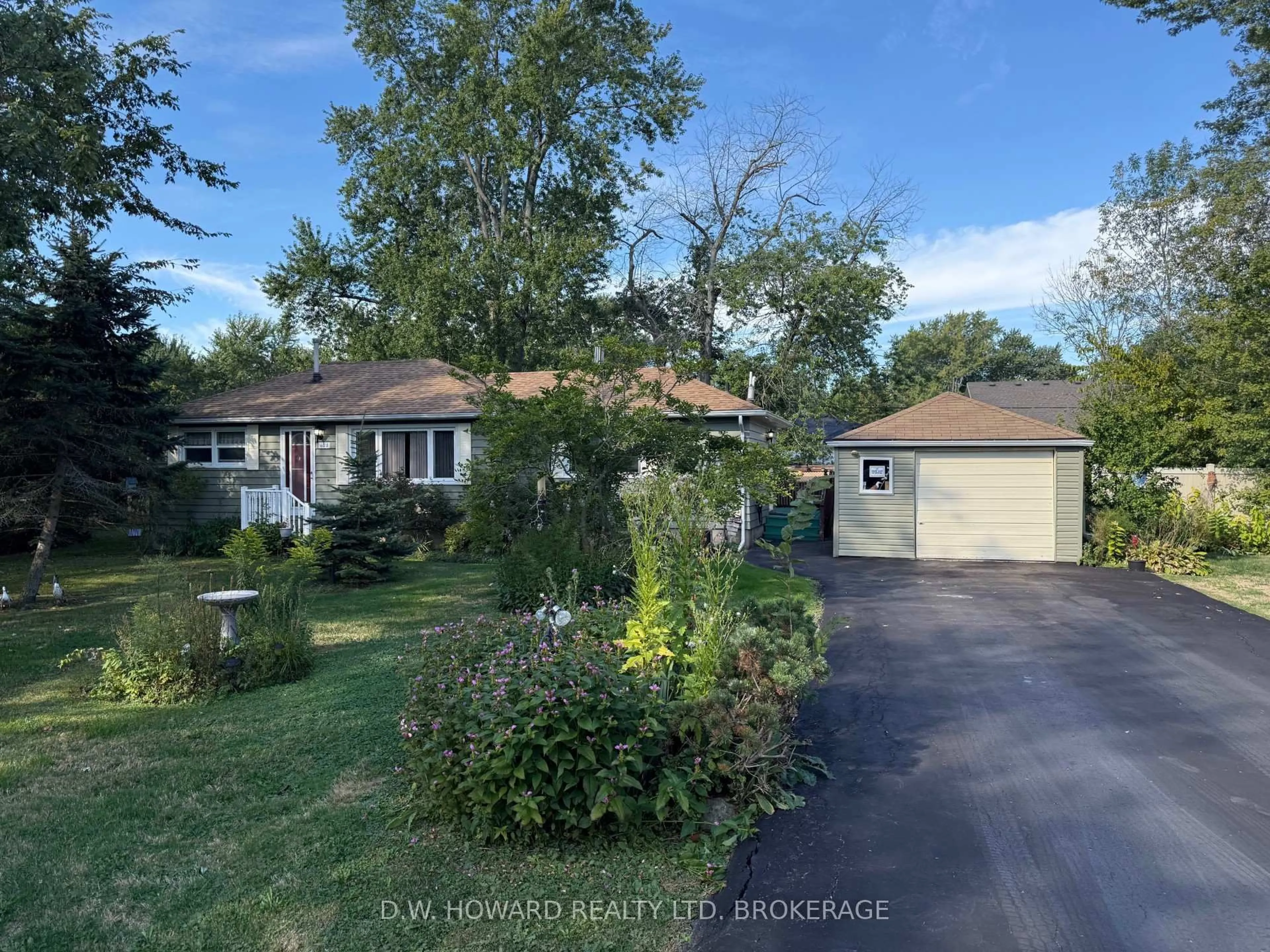 A pic from outside/outdoor area/front of a property/back of a property/a pic from drone, street for 671 Parkdale Ave, Fort Erie Ontario L2A 5B5