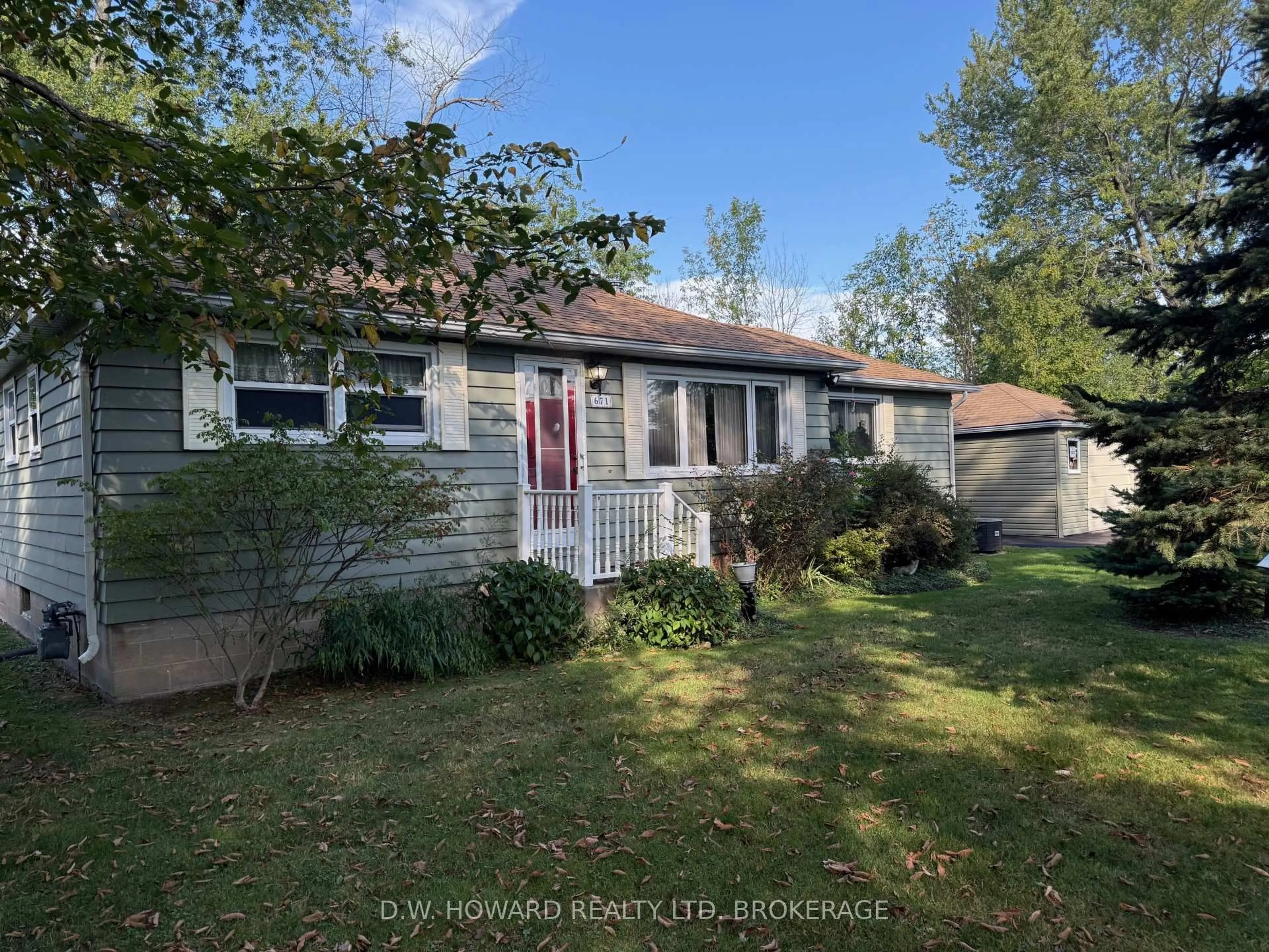 A pic from outside/outdoor area/front of a property/back of a property/a pic from drone, unknown for 671 Parkdale Ave, Fort Erie Ontario L2A 5B5