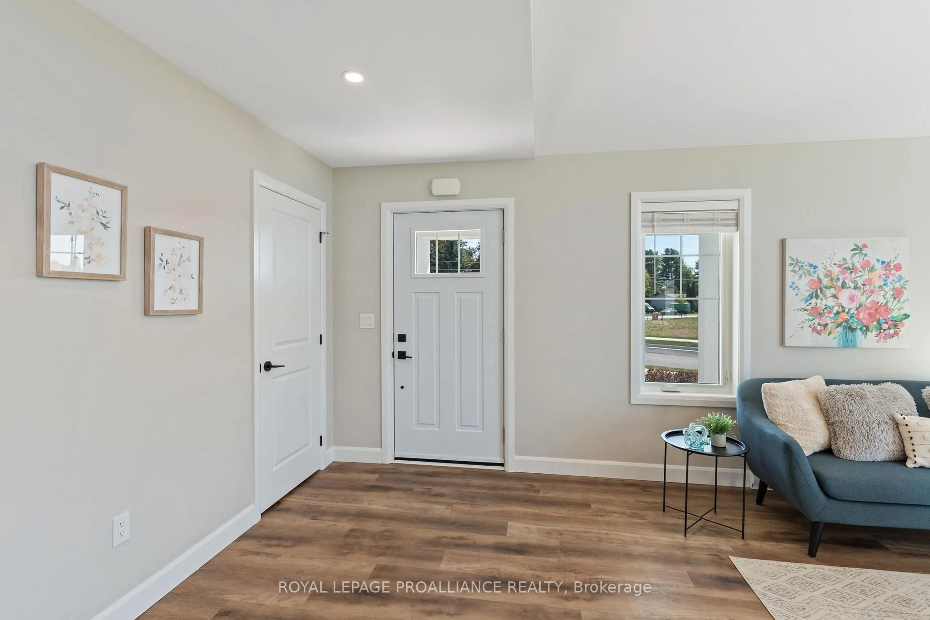 Indoor entryway for 14 Meadowcreek Dr #102, Brighton Ontario K0K 1H0