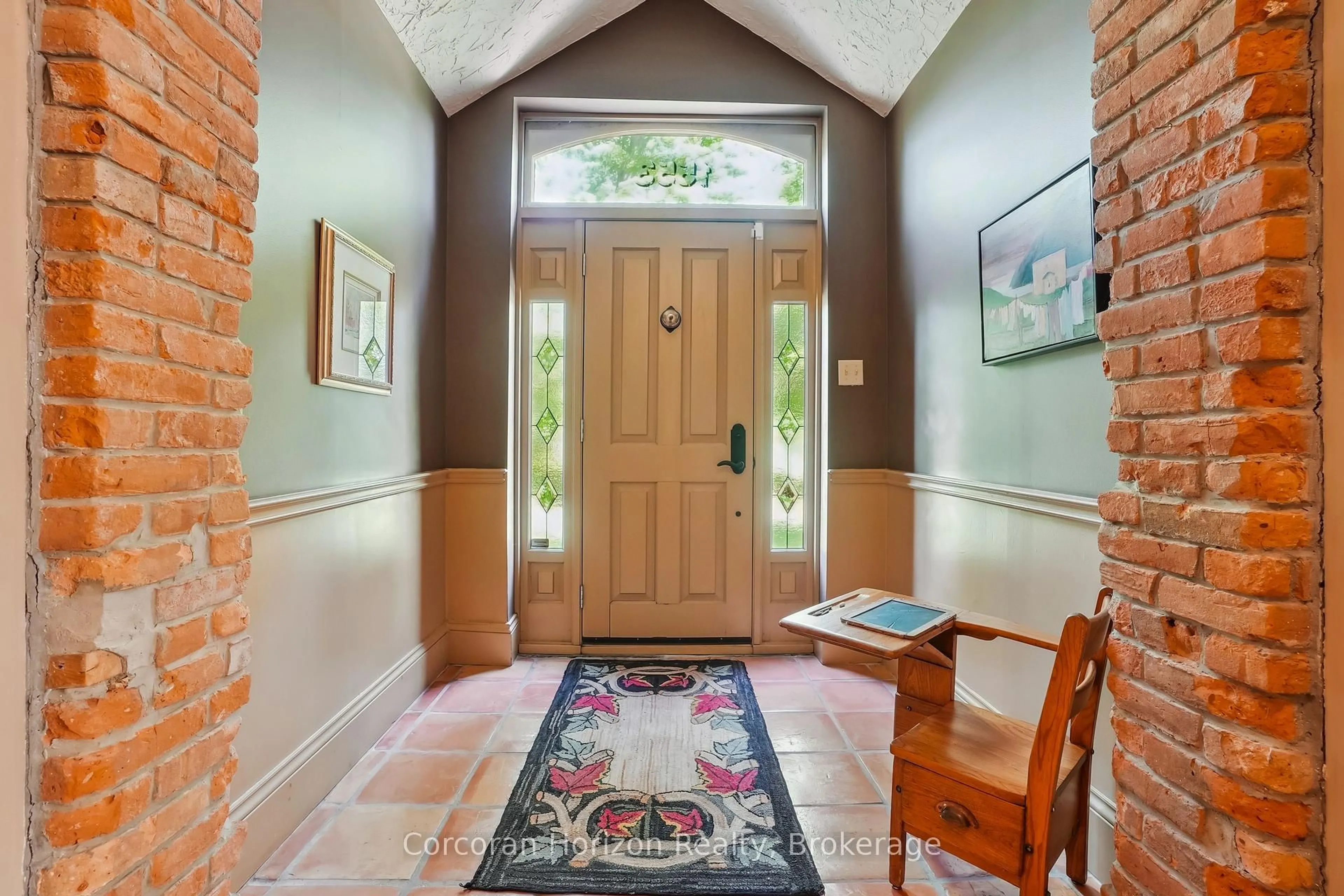 Indoor entryway for 1553 BROCK Rd, Hamilton Ontario L9H 5E4