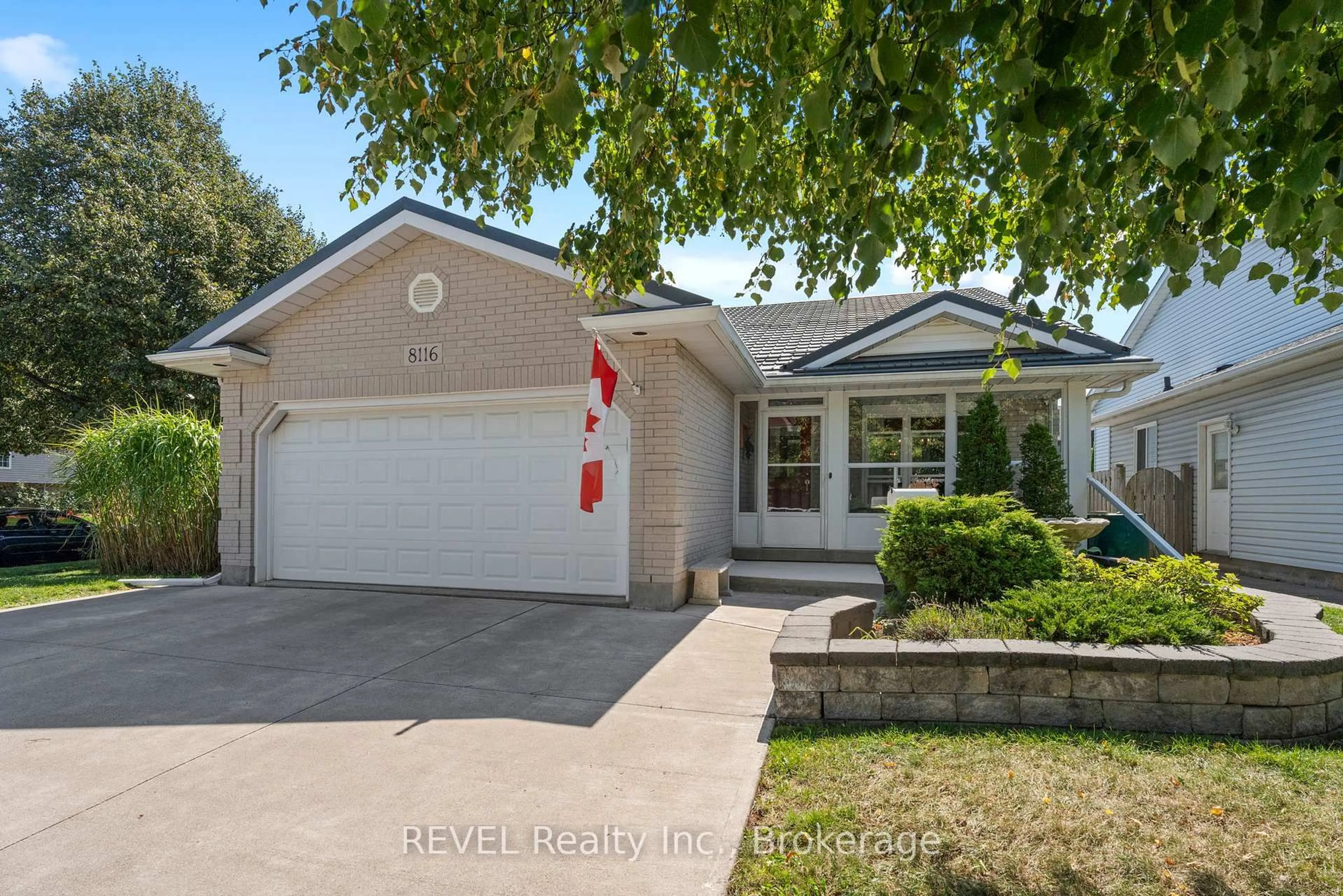 Home with vinyl exterior material, street for 8116 WOODSVIEW Cres, Niagara Falls Ontario L2H 3G3