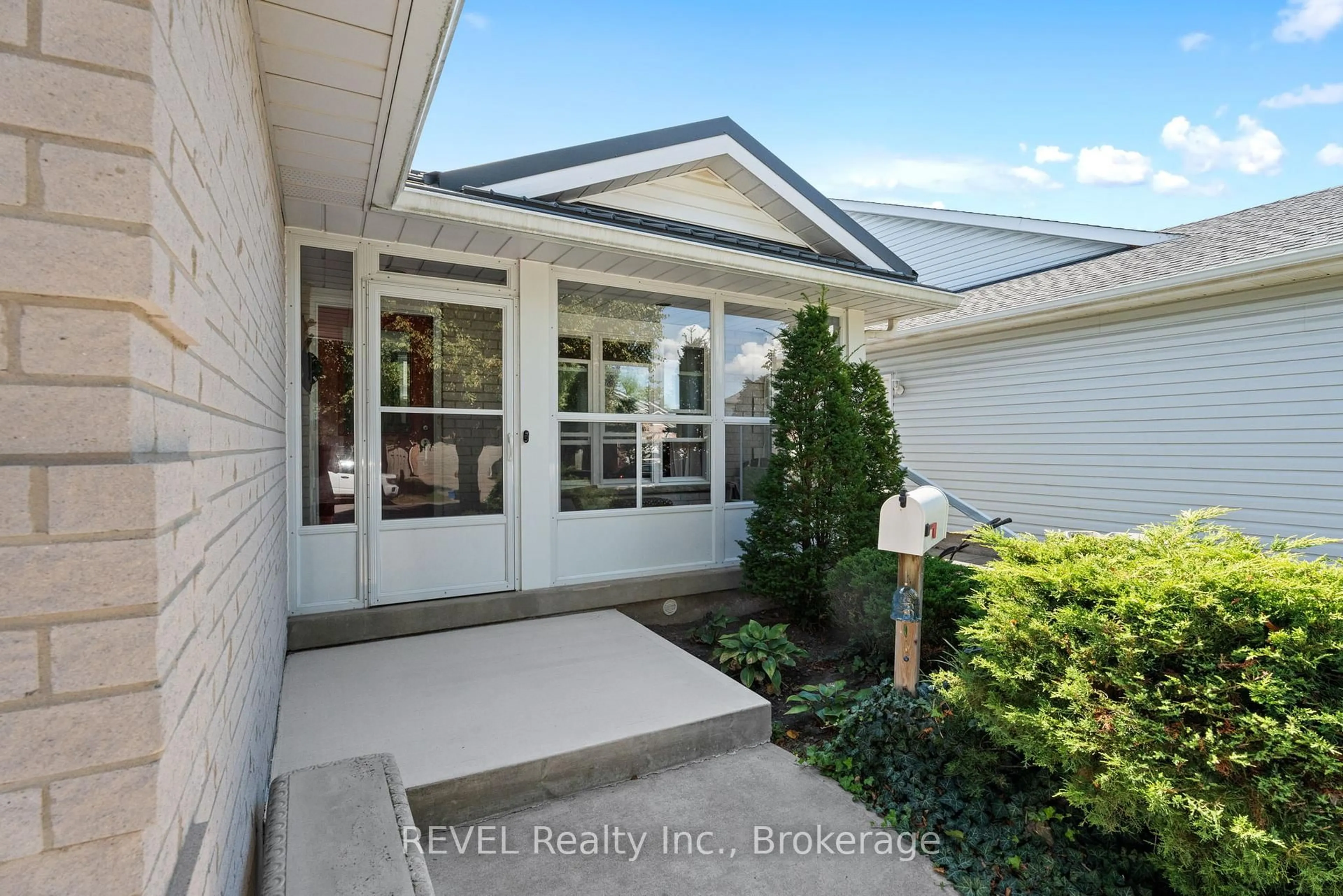Indoor entryway for 8116 WOODSVIEW Cres, Niagara Falls Ontario L2H 3G3