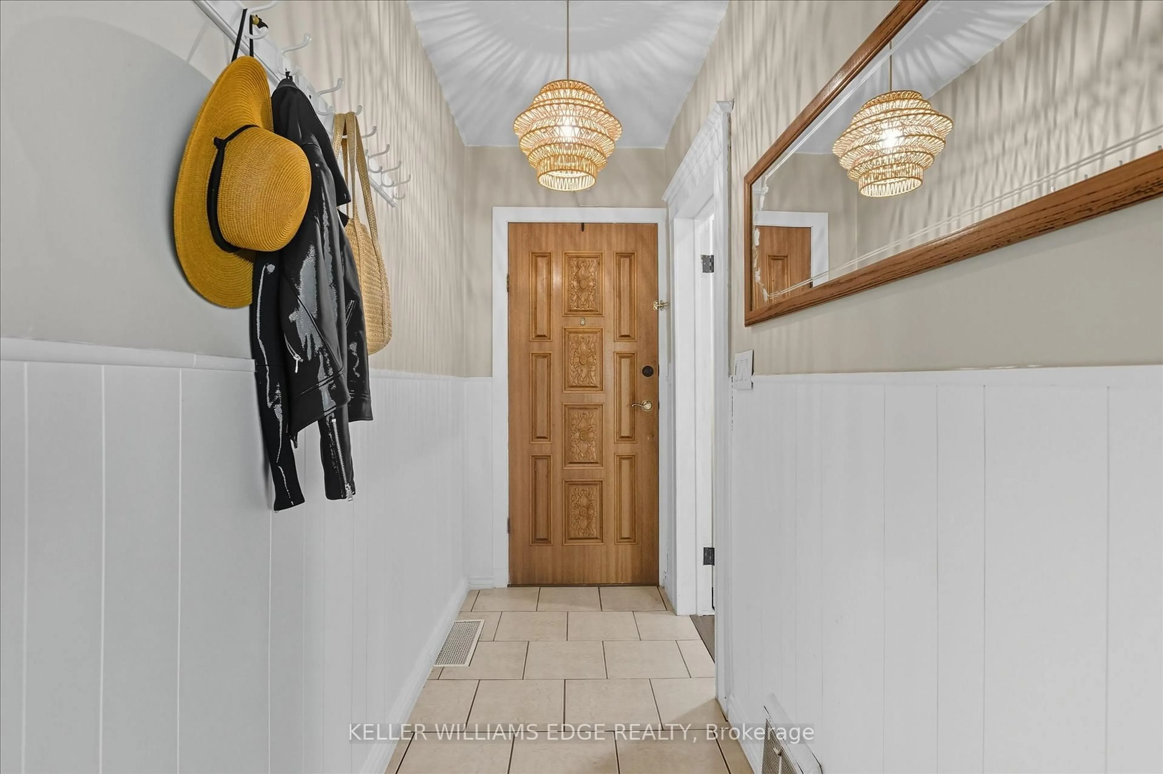 Indoor foyer for 163 Grosvenor Ave, Hamilton Ontario L8L 7S7