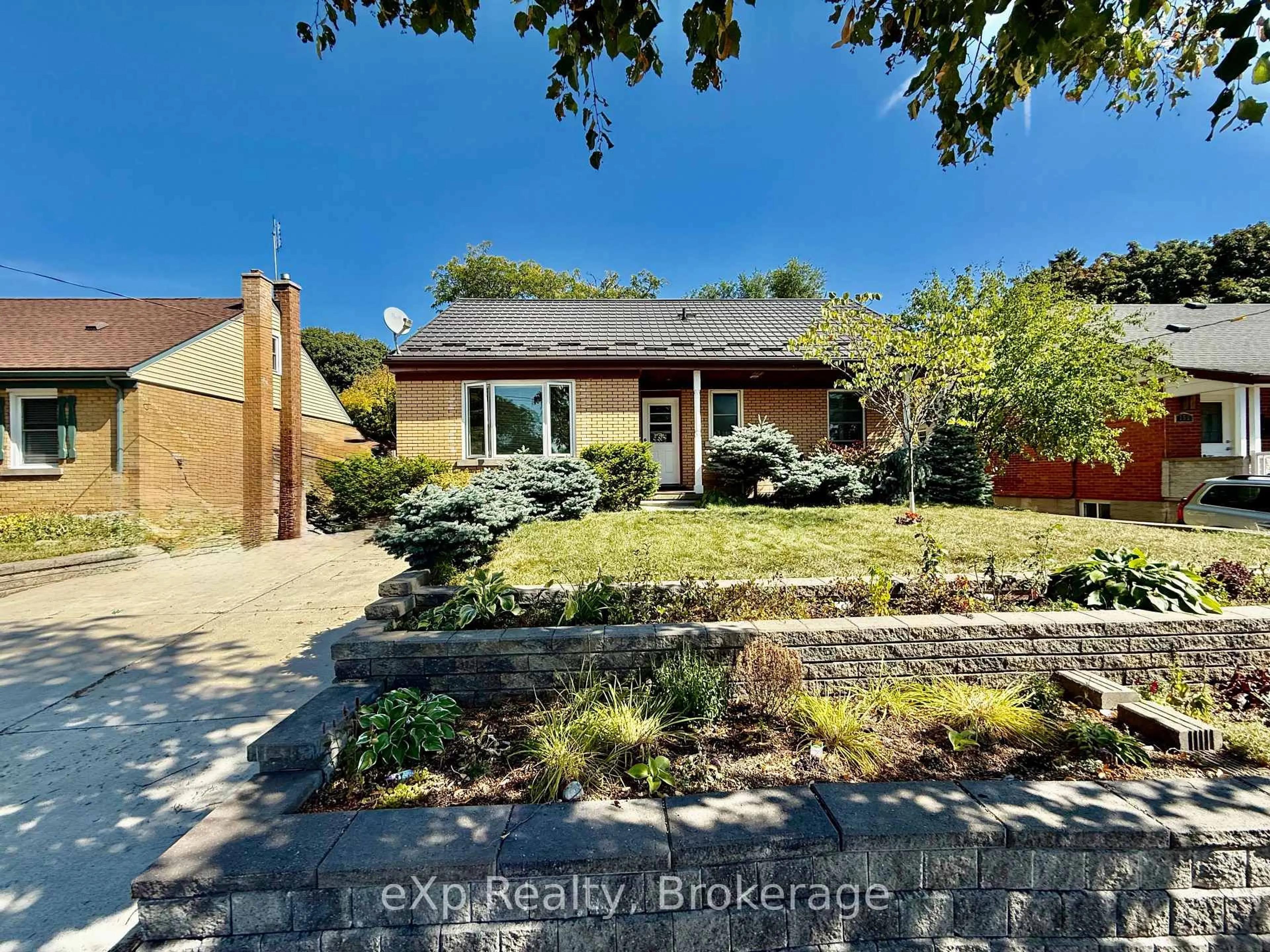A pic from outside/outdoor area/front of a property/back of a property/a pic from drone, street for 152 Kehl St, Kitchener Ontario N2M 3V2