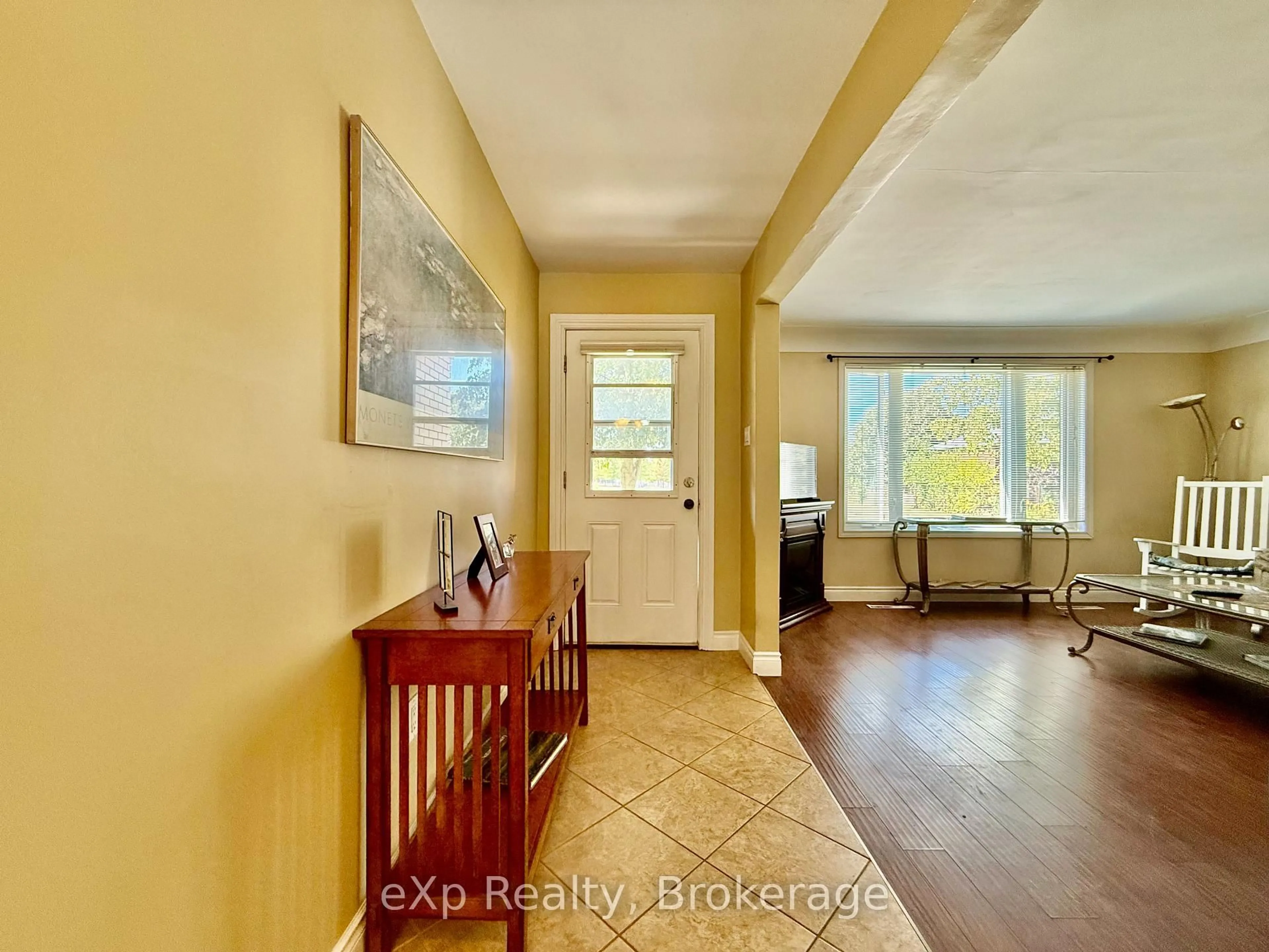 Indoor entryway for 152 Kehl St, Kitchener Ontario N2M 3V2