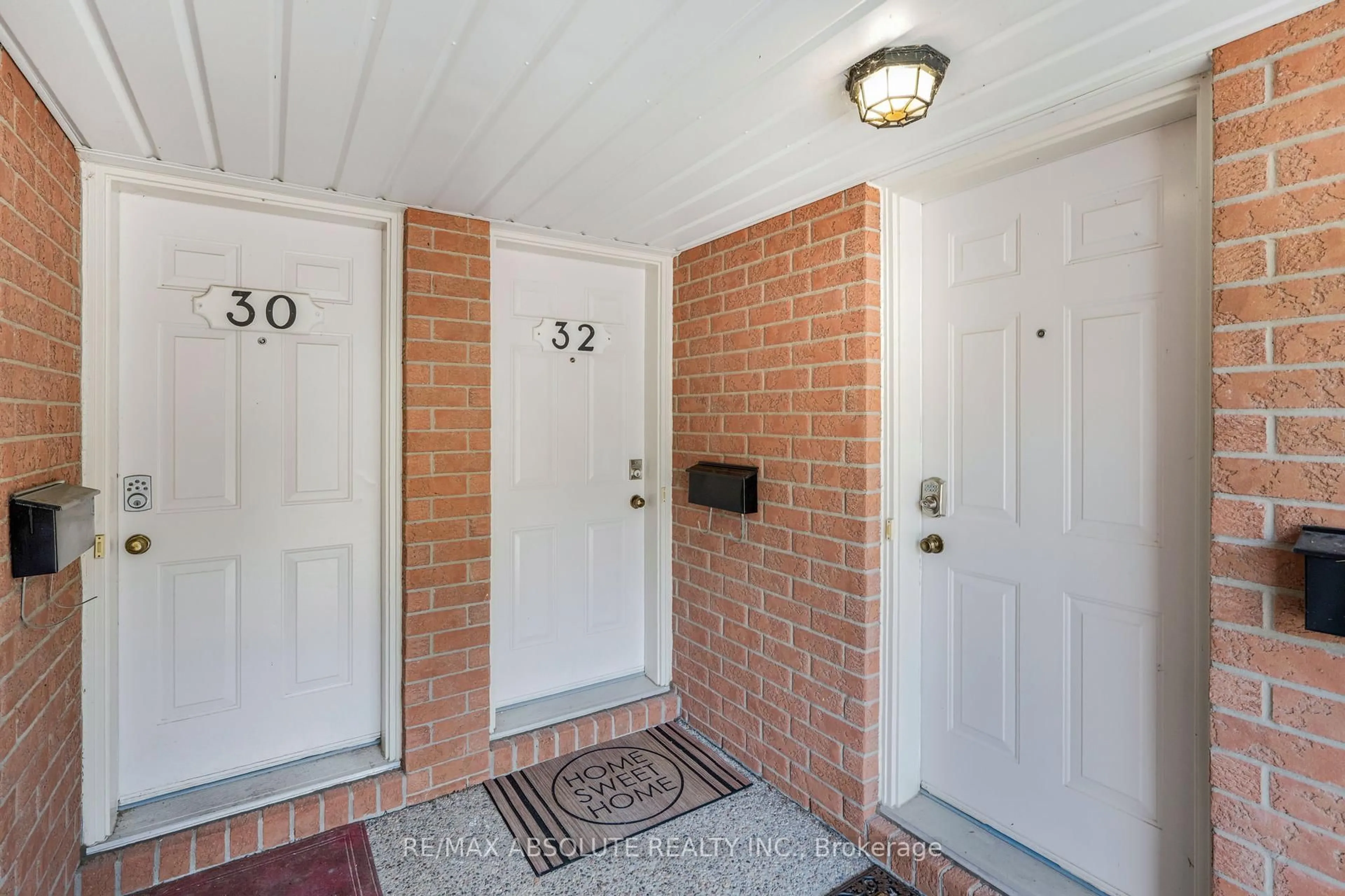 Indoor entryway for 32 Bonfield Private, Ottawa Ontario K4A 5E4