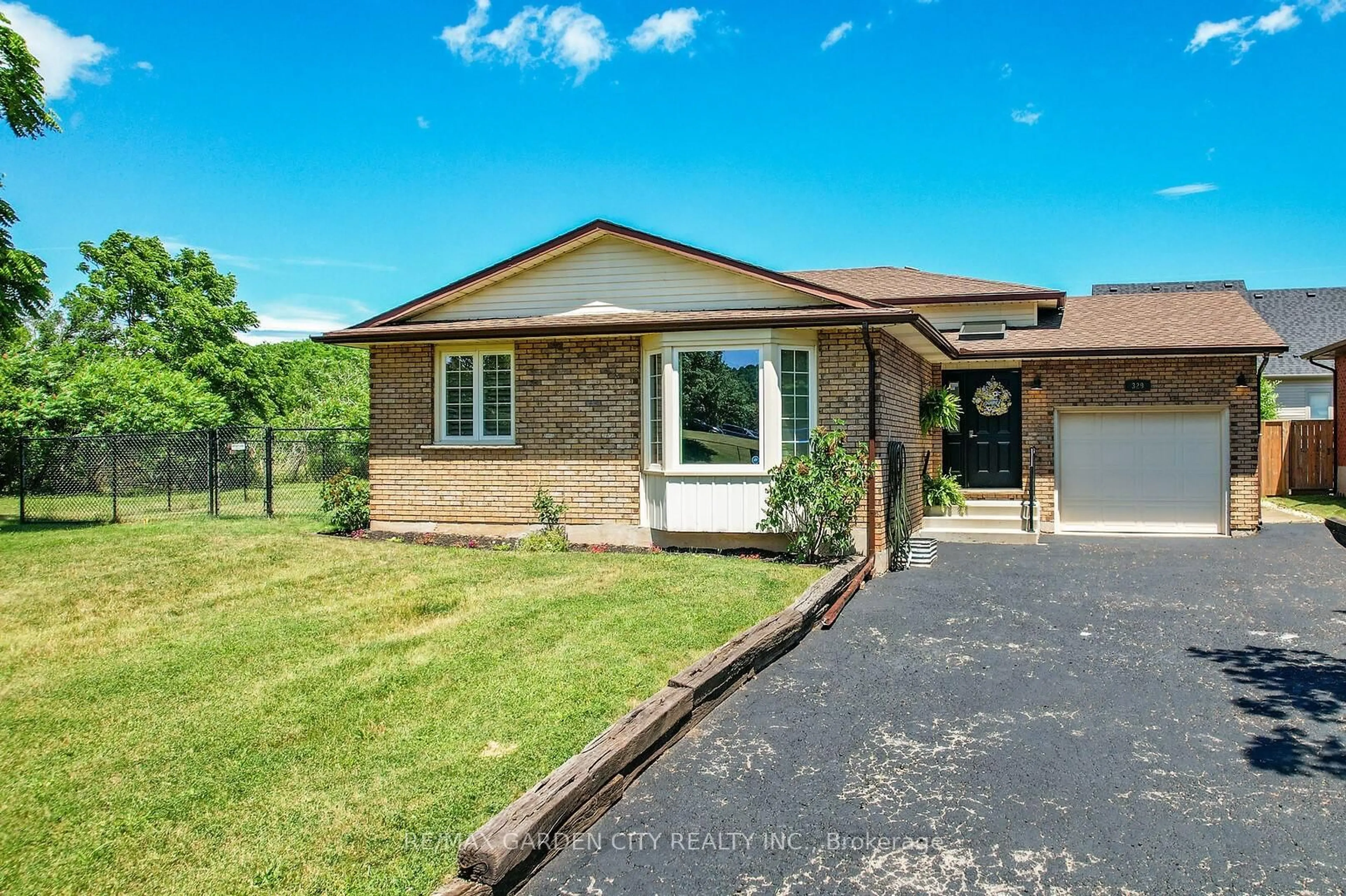 Home with brick exterior material, street for 329 Central Ave, Grimsby Ontario L3M 4V9