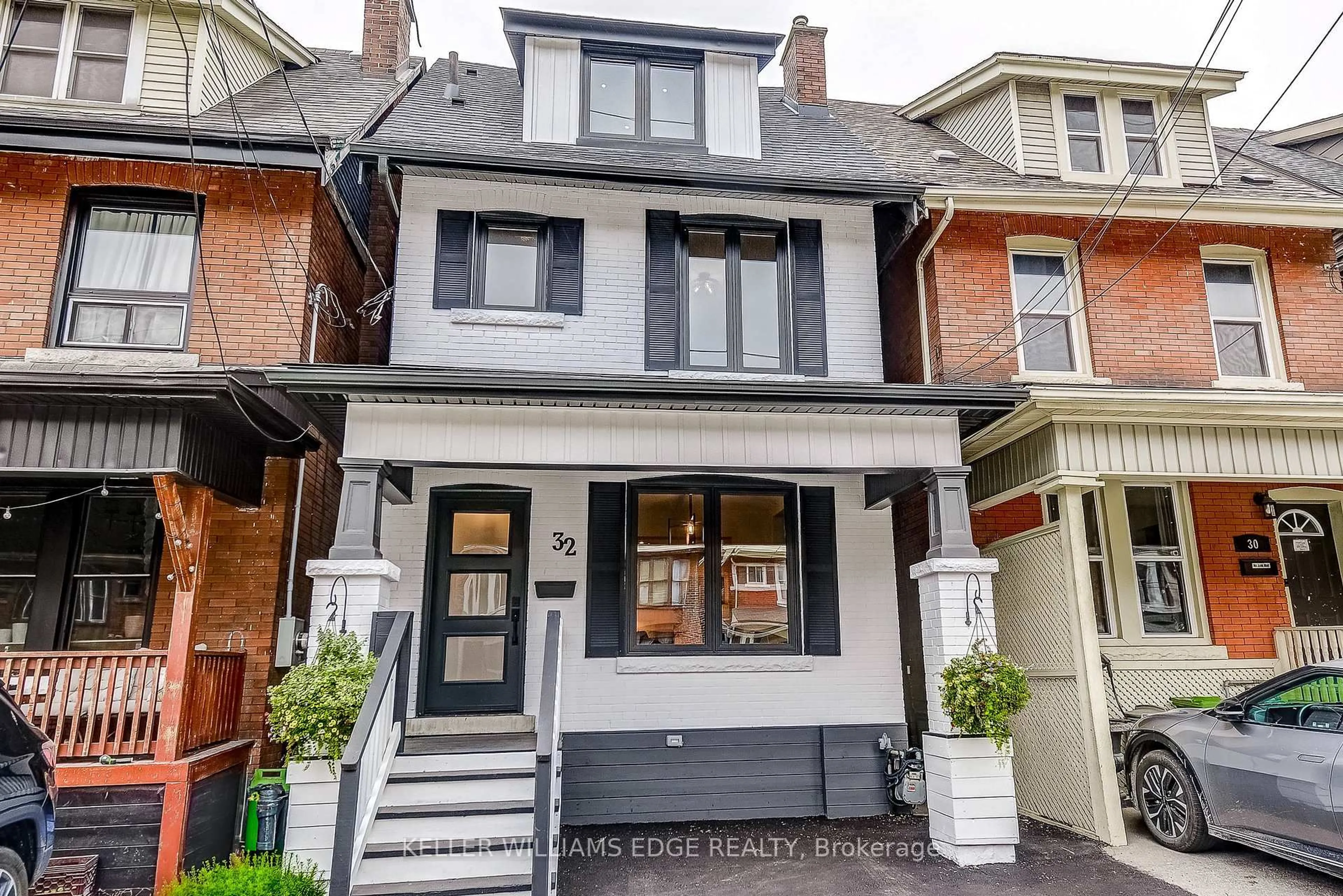 Home with brick exterior material, street for 32 Cumberland Ave, Hamilton Ontario L8M 1Y7