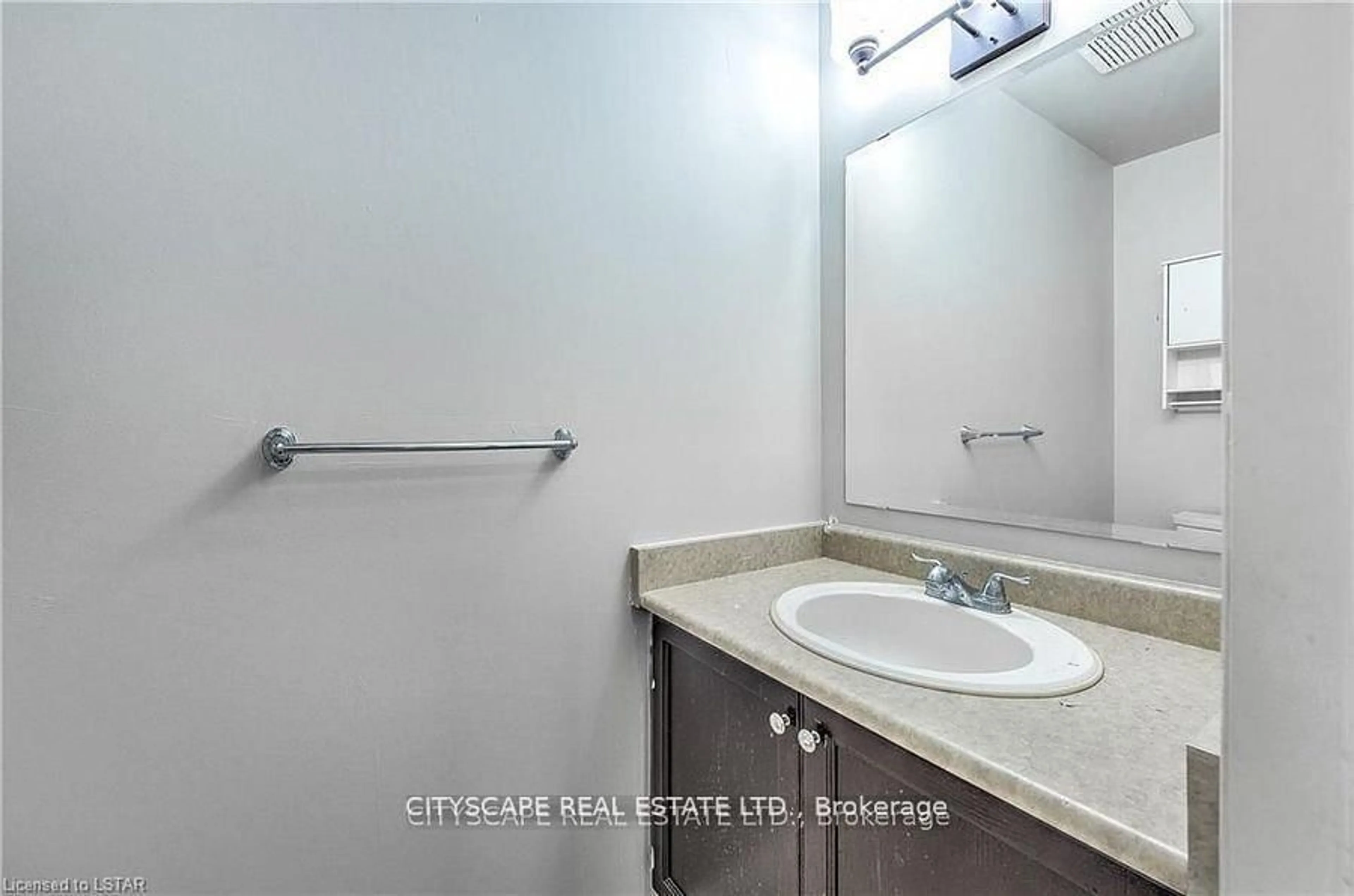 Standard bathroom, ceramic/tile floor for 481 Marconi Blvd, London East Ontario N5V 5E7