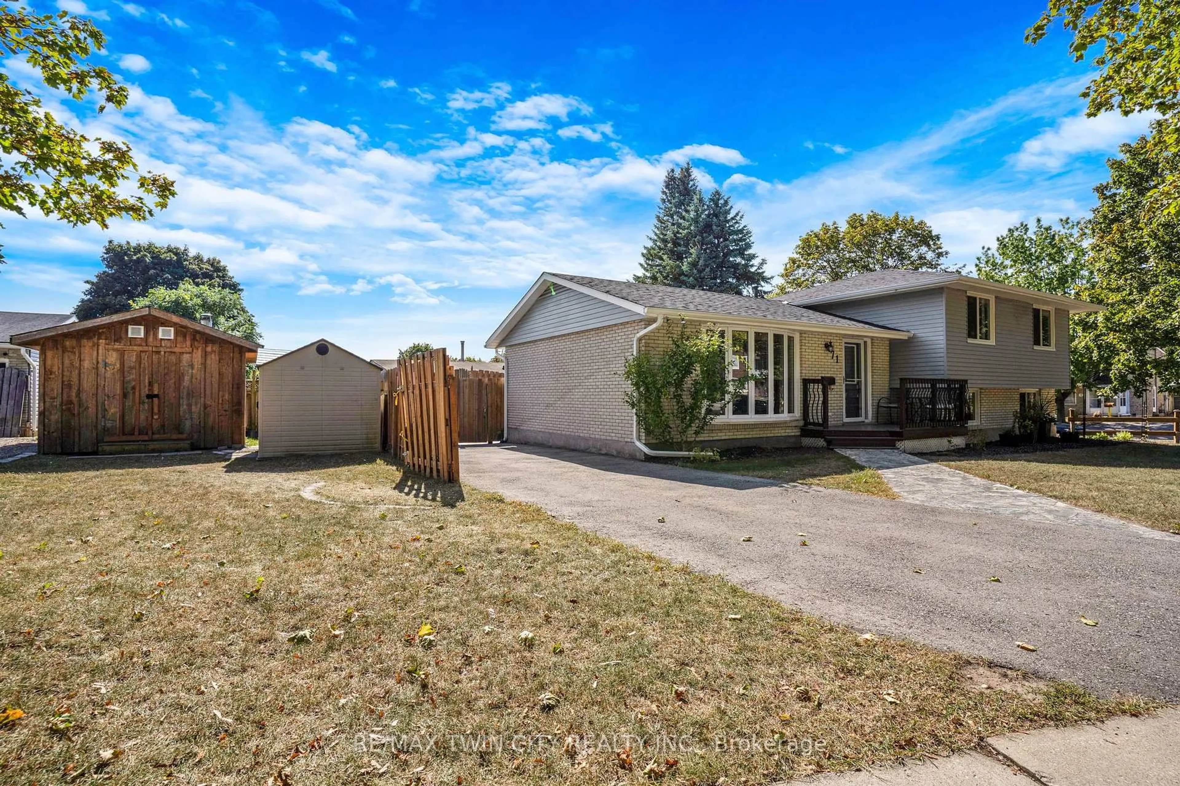 A pic from outside/outdoor area/front of a property/back of a property/a pic from drone, street for 71 Pepperwood Cres, Kitchener Ontario N2A 2R4