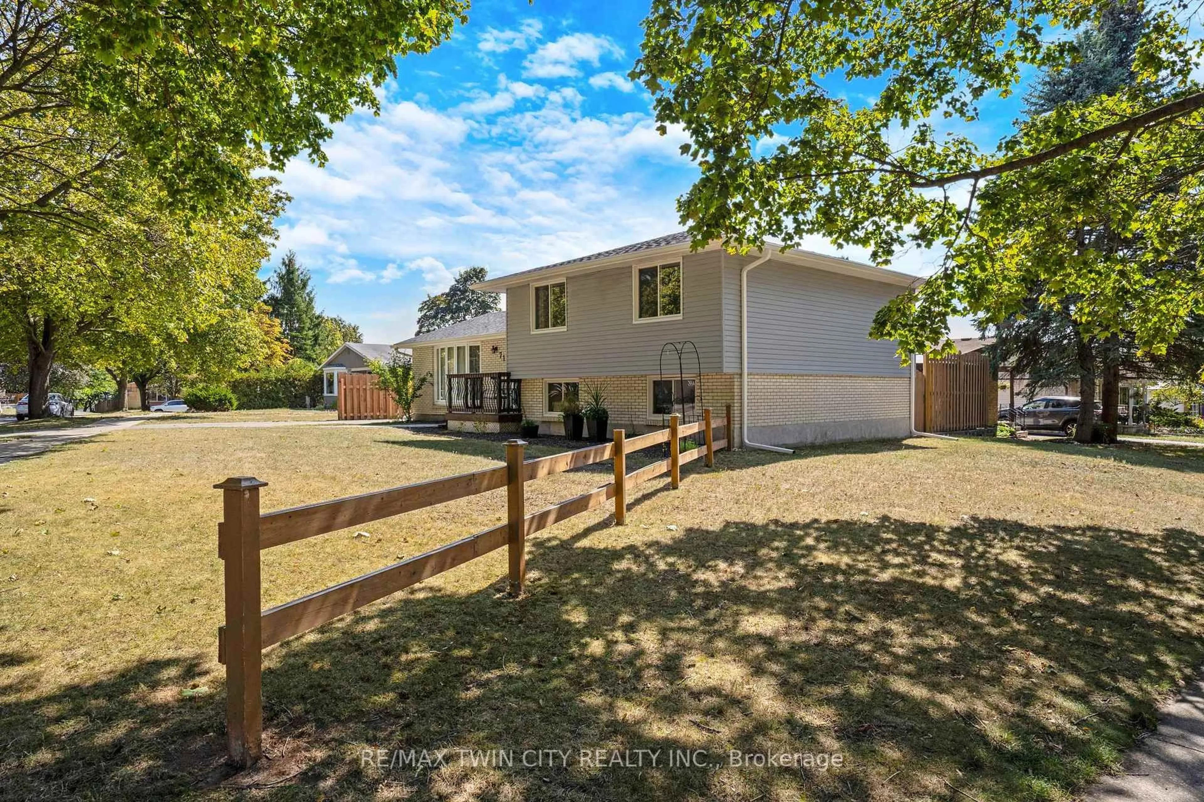 A pic from outside/outdoor area/front of a property/back of a property/a pic from drone, street for 71 Pepperwood Cres, Kitchener Ontario N2A 2R4