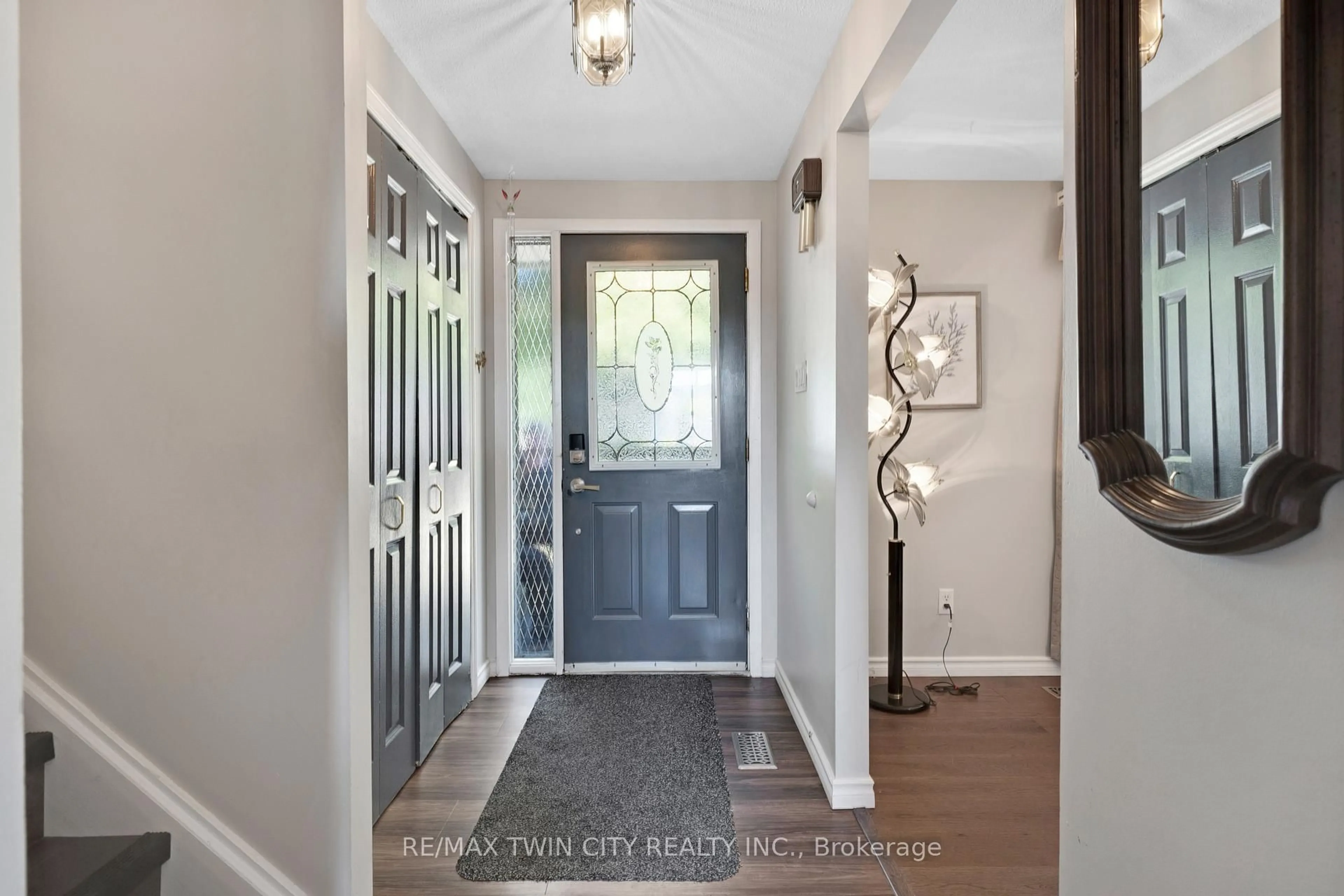 Indoor entryway for 71 Pepperwood Cres, Kitchener Ontario N2A 2R4