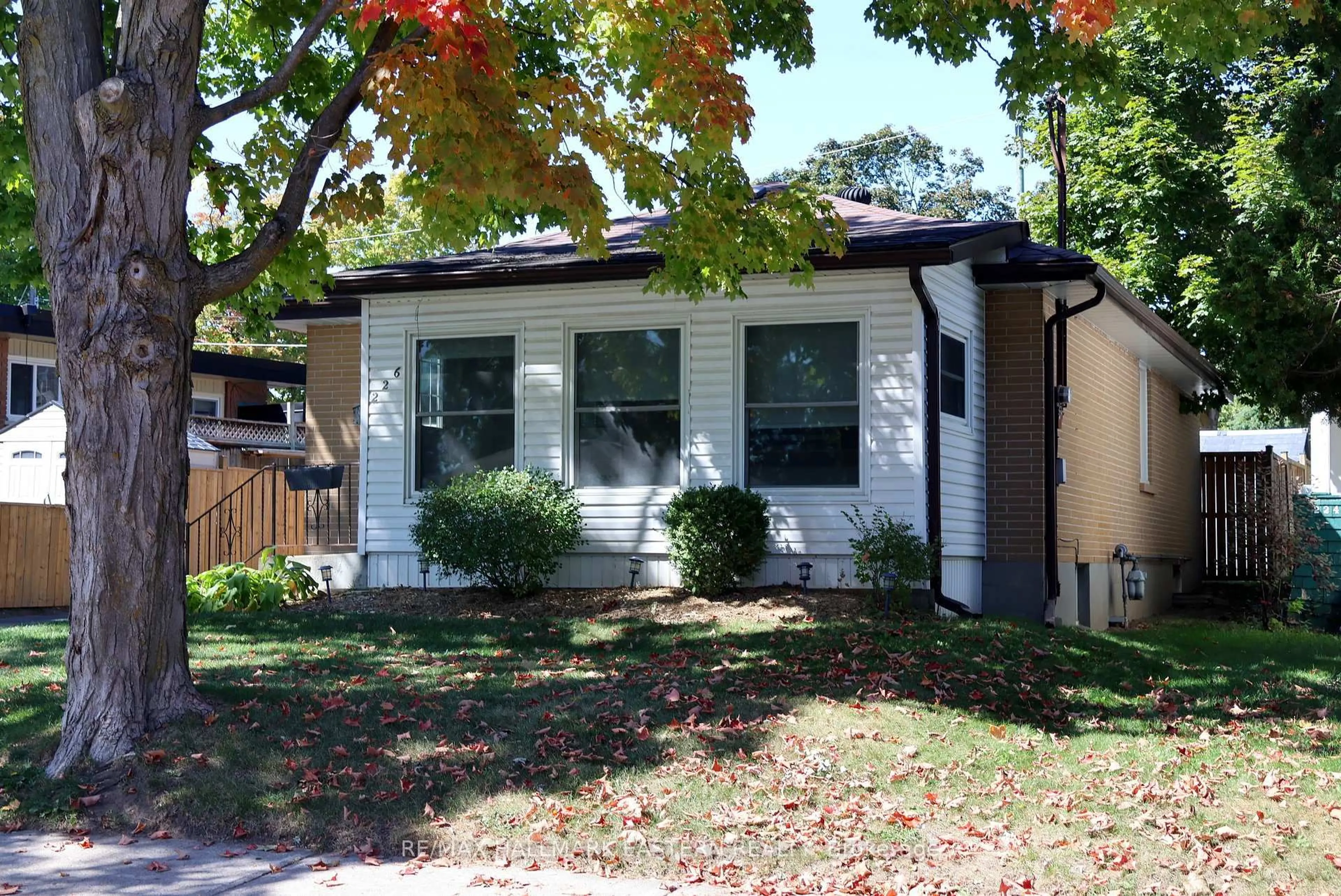 Home with vinyl exterior material, street for 226 Lee St, Peterborough Ontario K9H 5N9