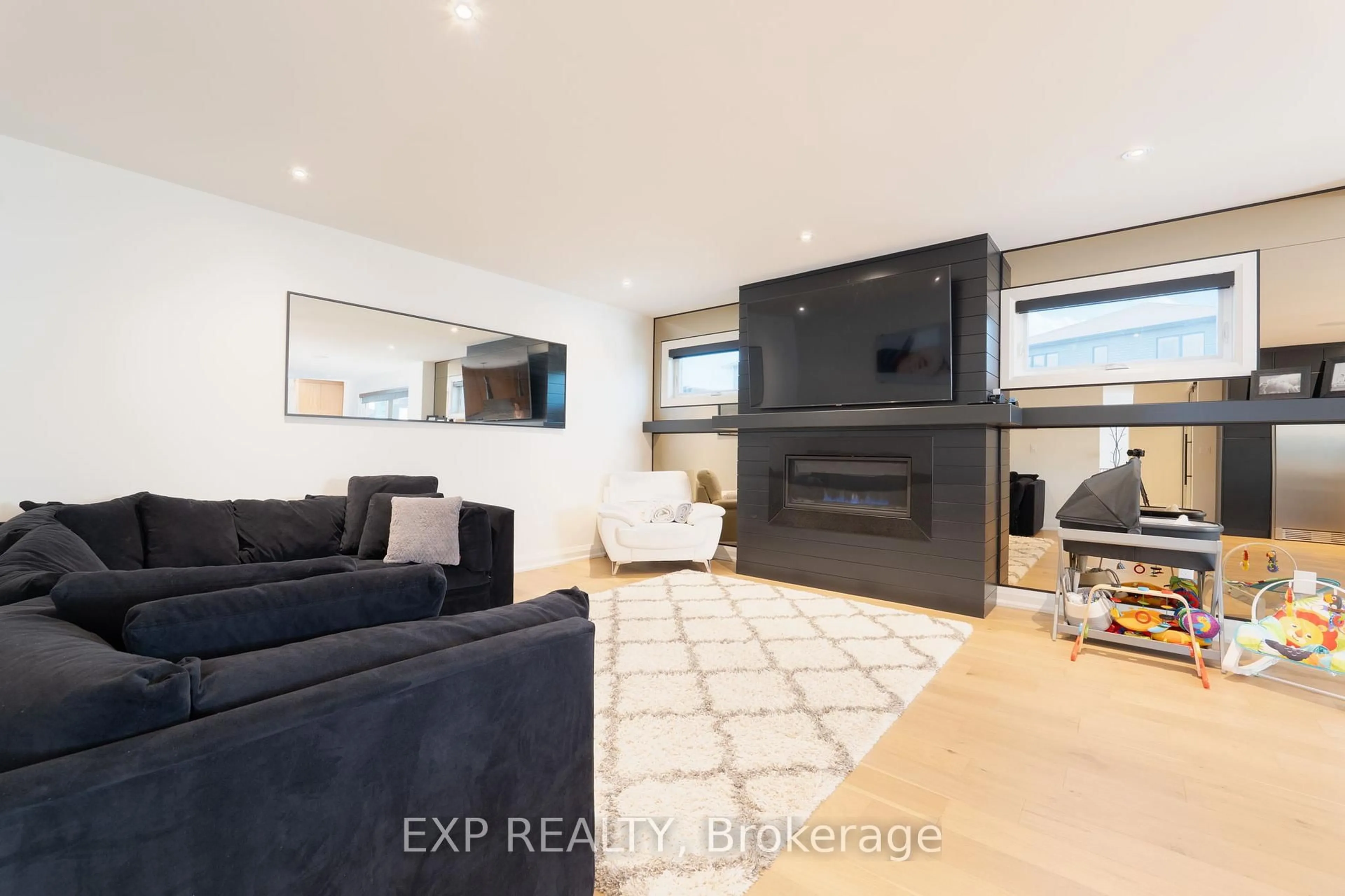 Living room with furniture, unknown for 6 Cristallina Dr, Thorold Ontario L2V 0H3