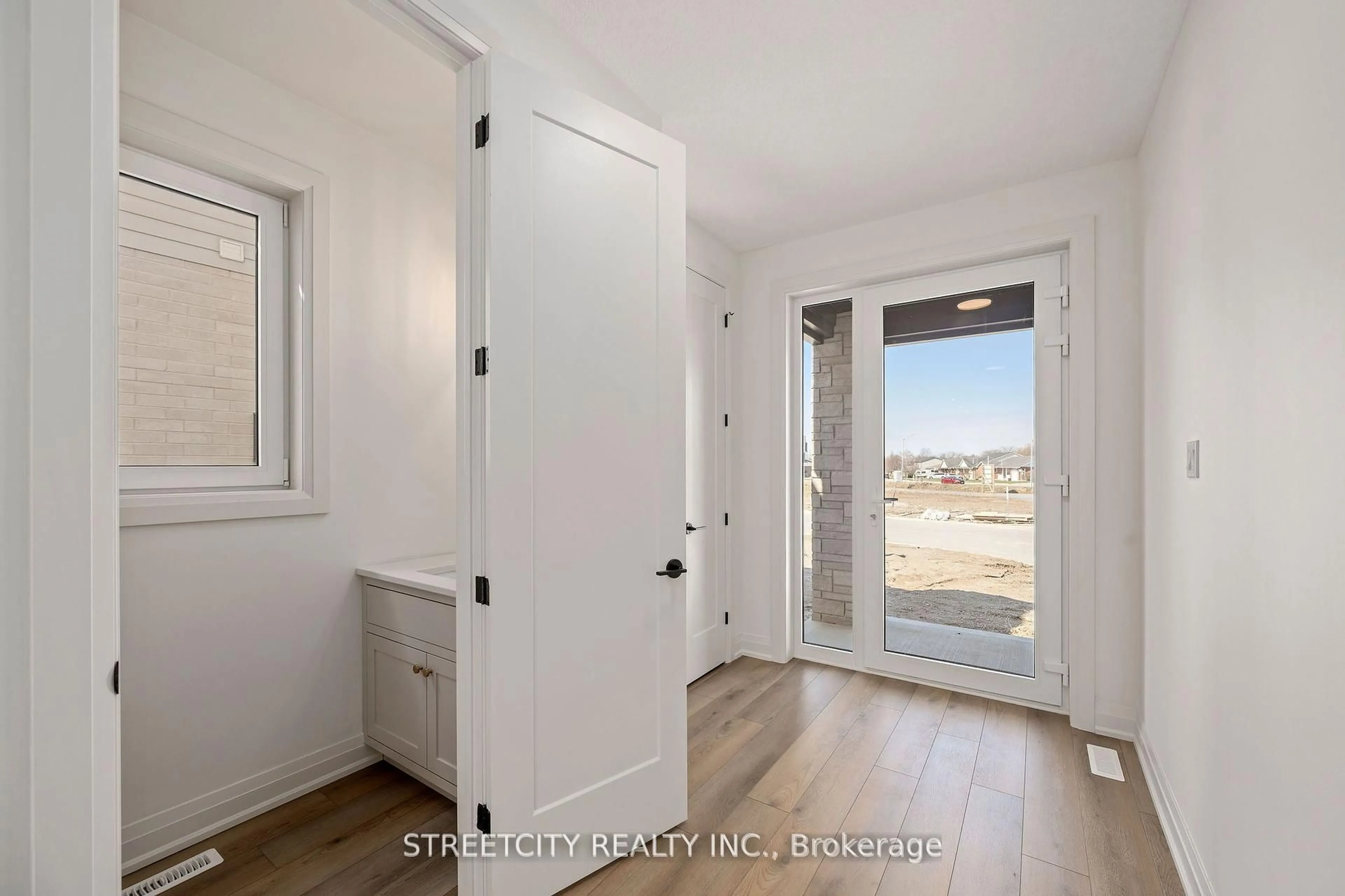 Indoor entryway for 53 Lucas Rd, St. Thomas Ontario N5R 0R3