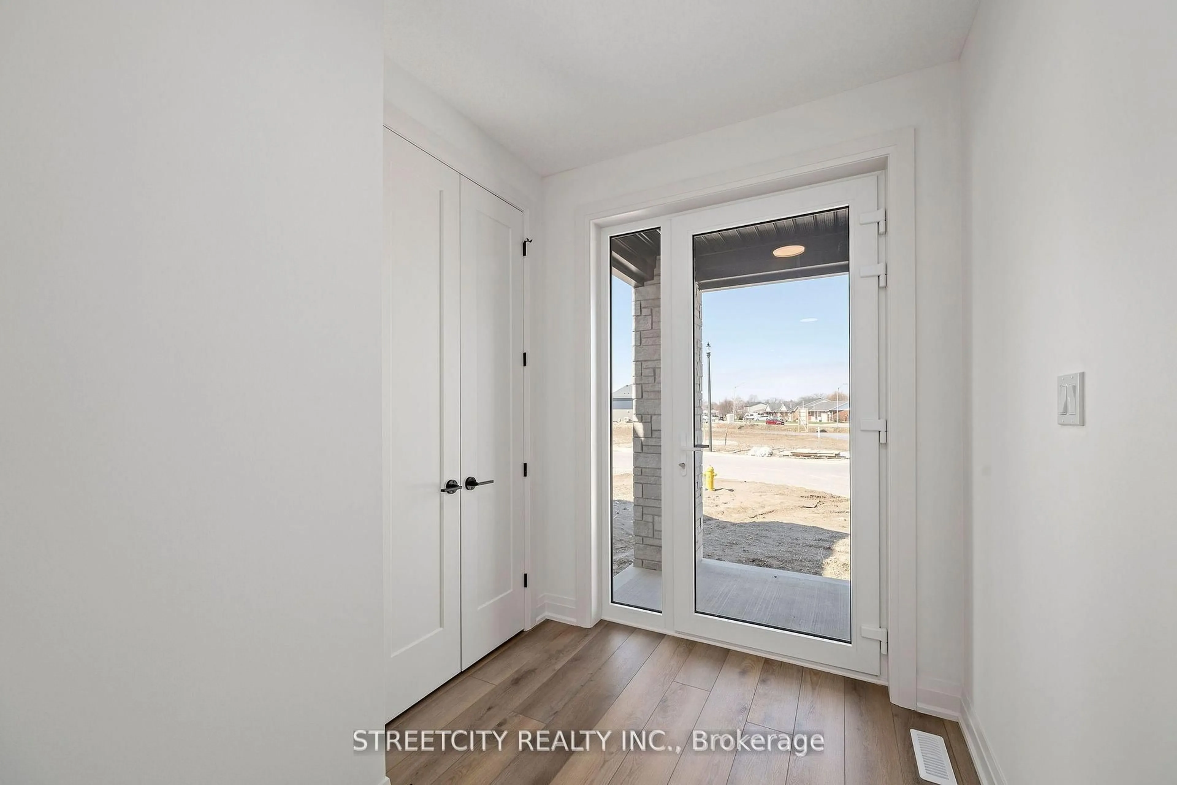 Indoor entryway for 53 Lucas Rd, St. Thomas Ontario N5R 0R3