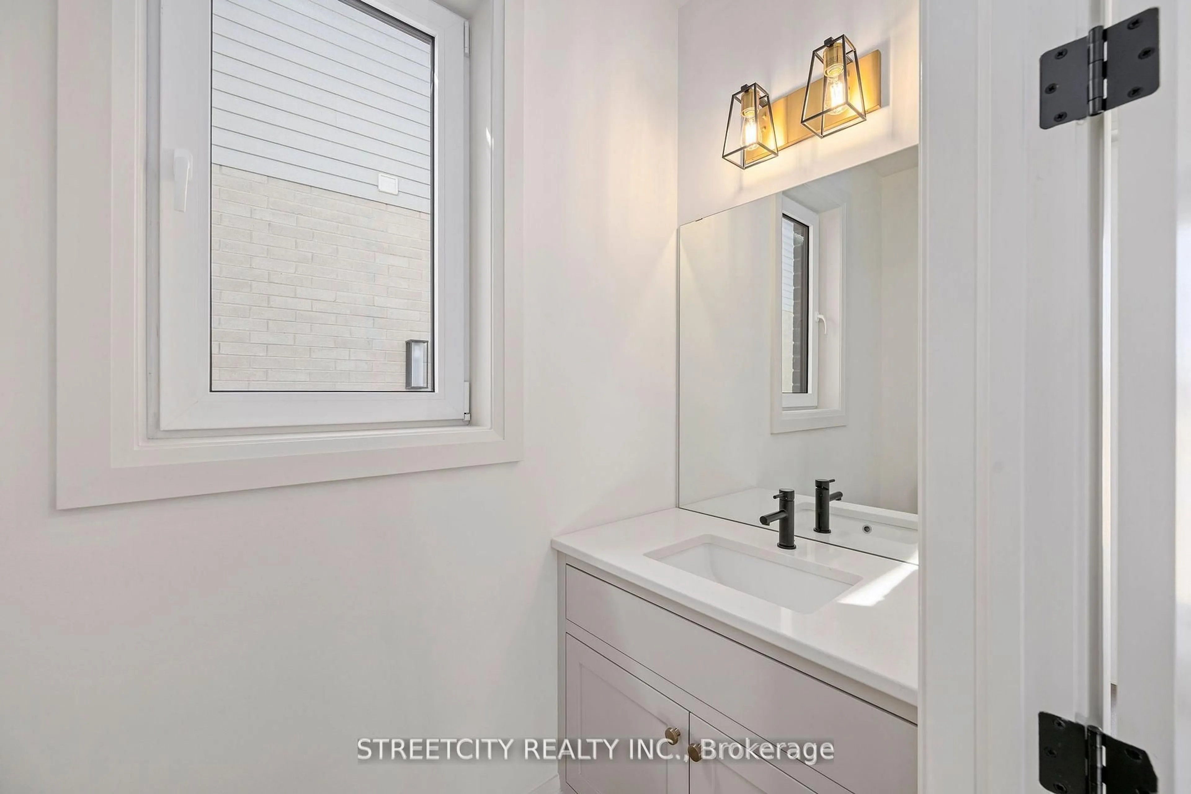 Standard bathroom, ceramic/tile floor for 53 Lucas Rd, St. Thomas Ontario N5R 0R3