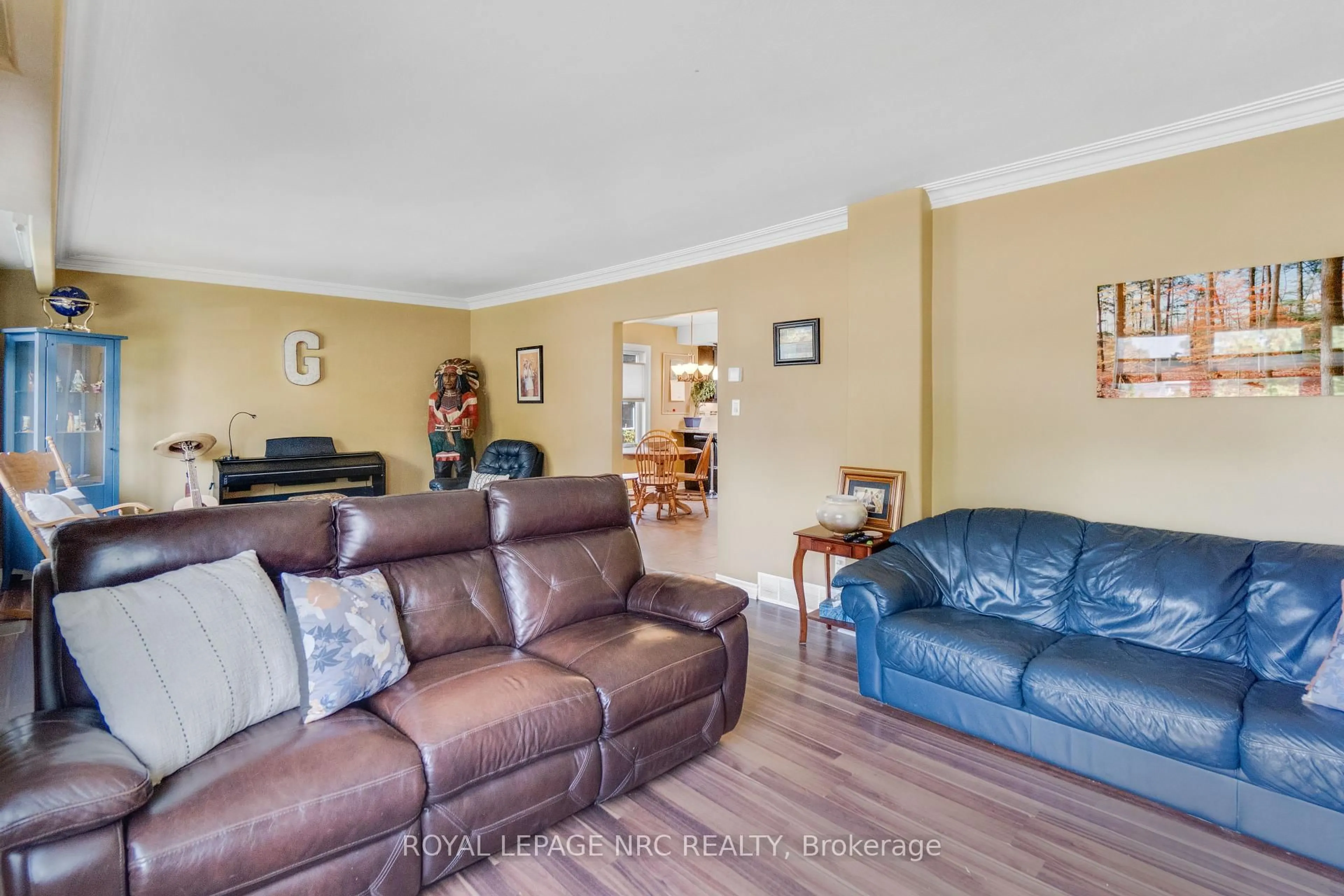 Living room with furniture, unknown for 6440 Crawford St, Niagara Falls Ontario L2E 5Z2