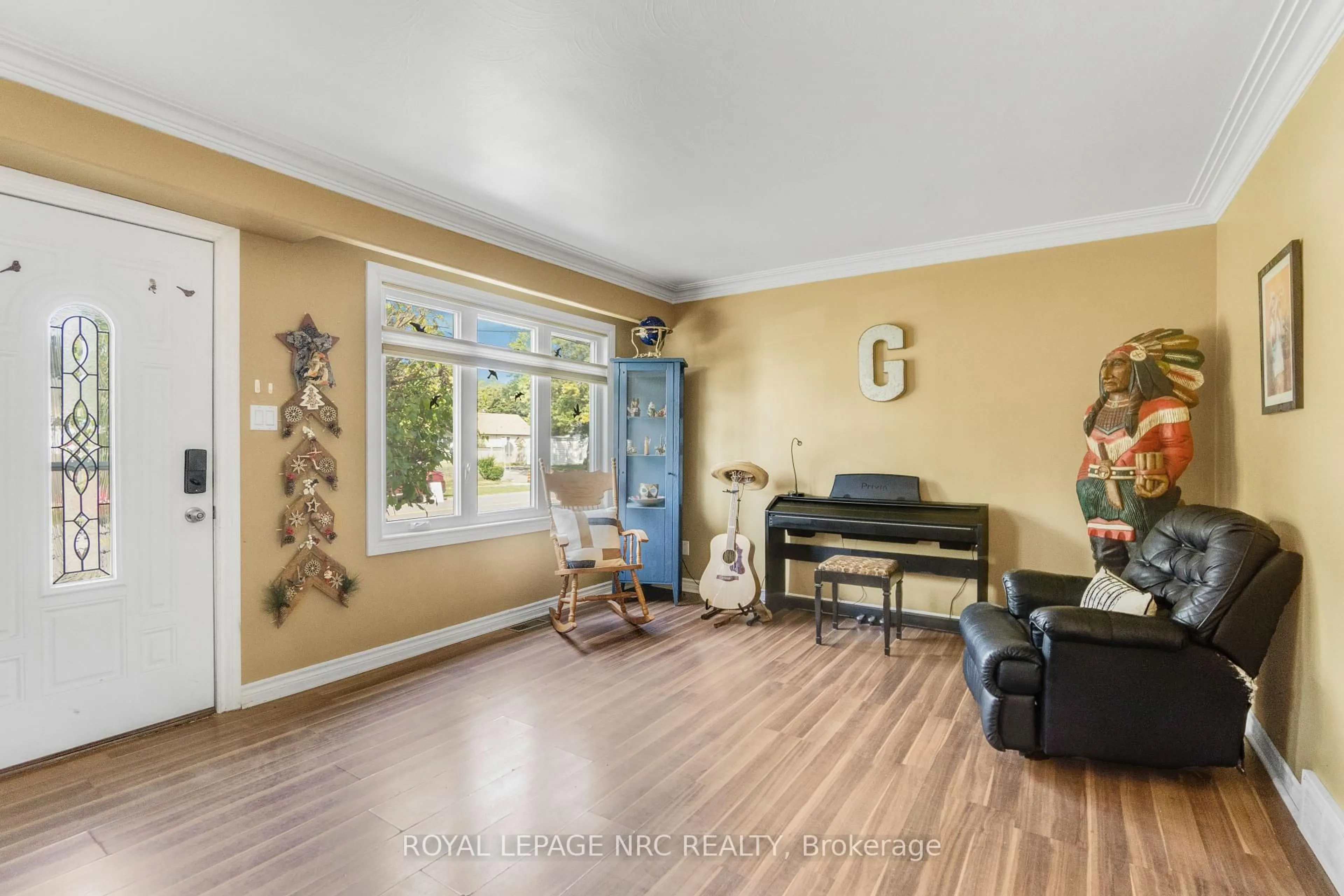 Living room with furniture, unknown for 6440 Crawford St, Niagara Falls Ontario L2E 5Z2
