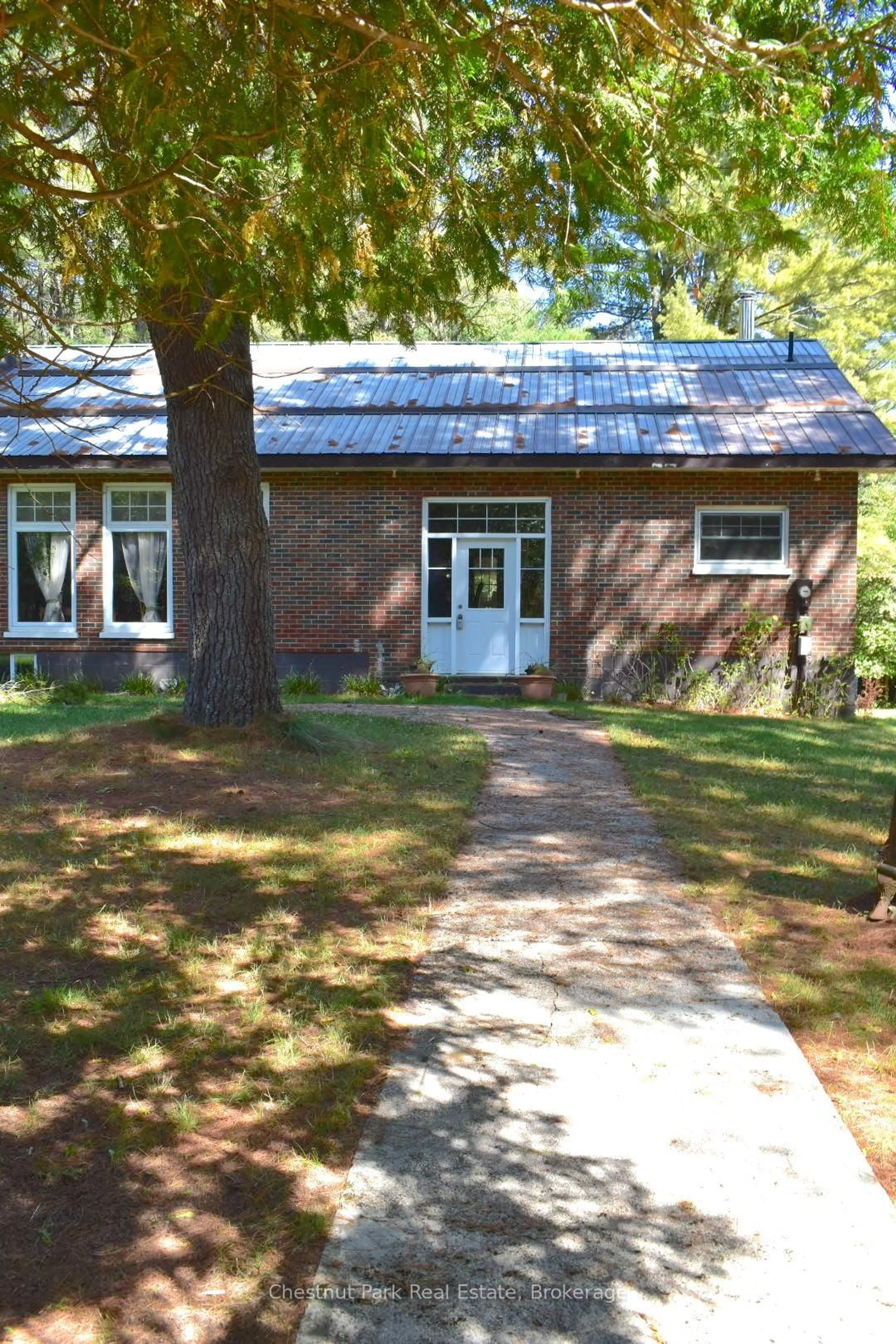 Home with brick exterior material, street for 1258 Ravenscliffe Rd, Huntsville Ontario P1H 2N5