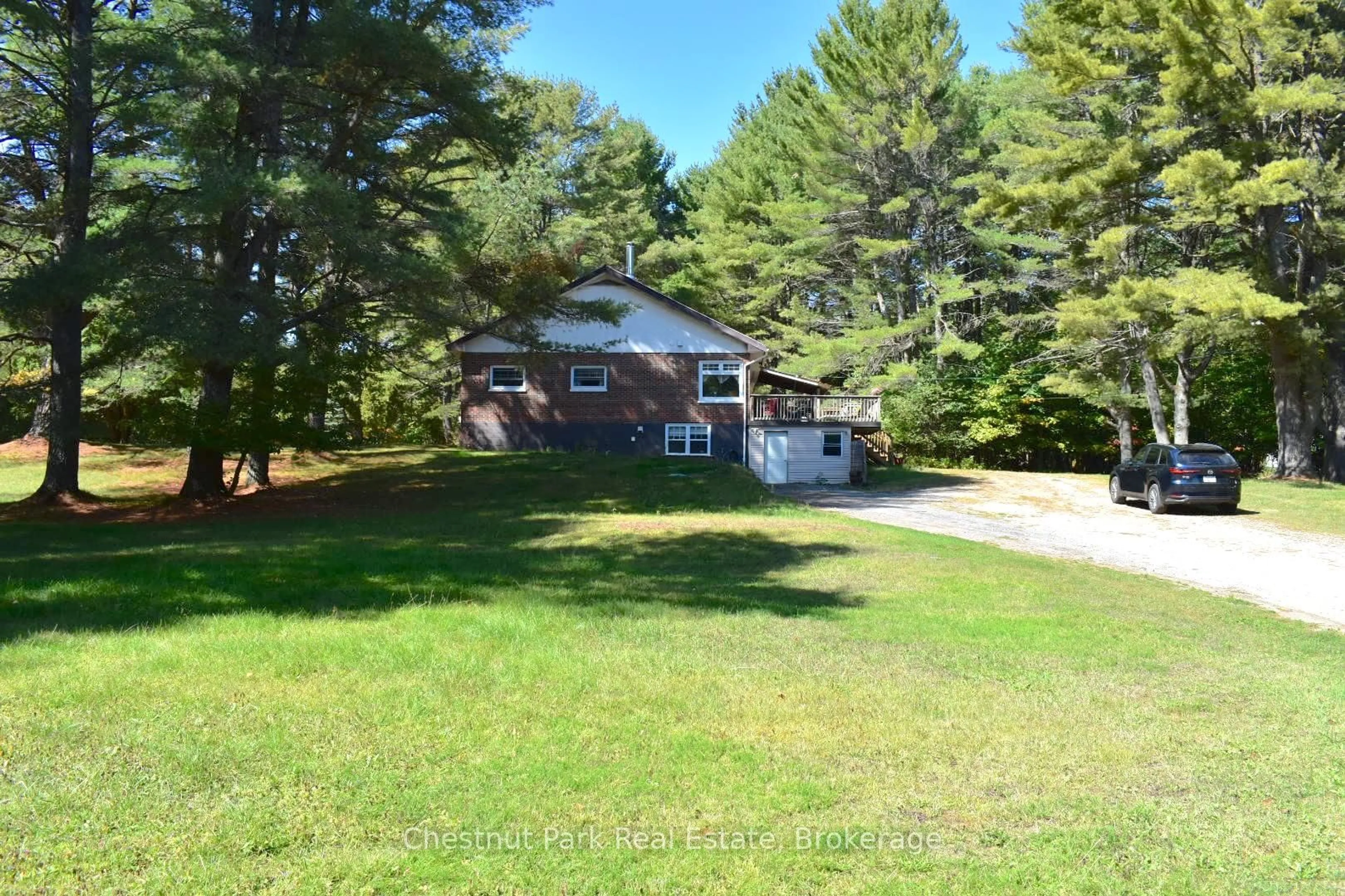 A pic from outside/outdoor area/front of a property/back of a property/a pic from drone, unknown for 1258 Ravenscliffe Rd, Huntsville Ontario P1H 2N5