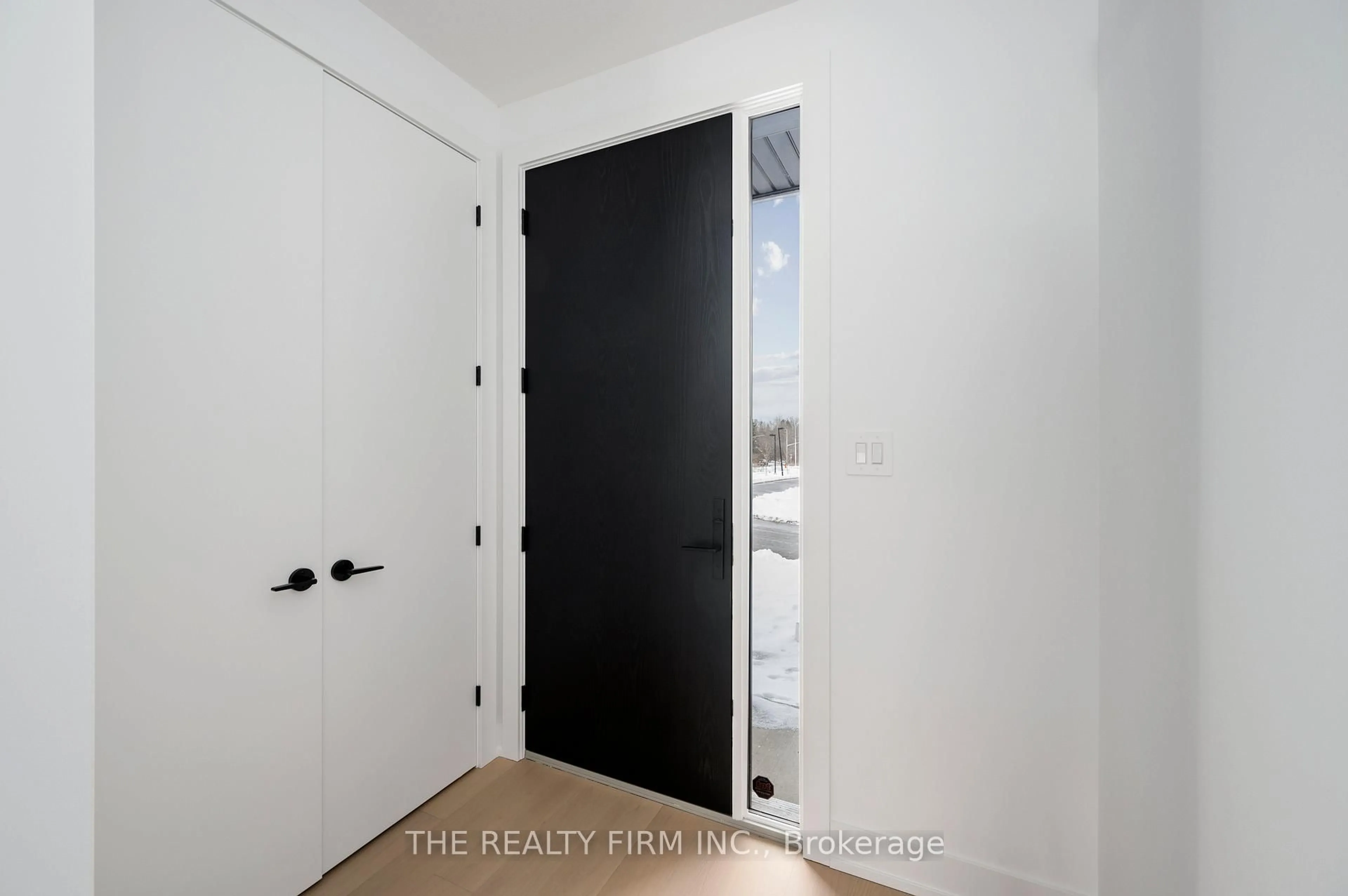 Indoor entryway for 34-1965 UPPERPOINT Gate, London South Ontario N6K 0L2