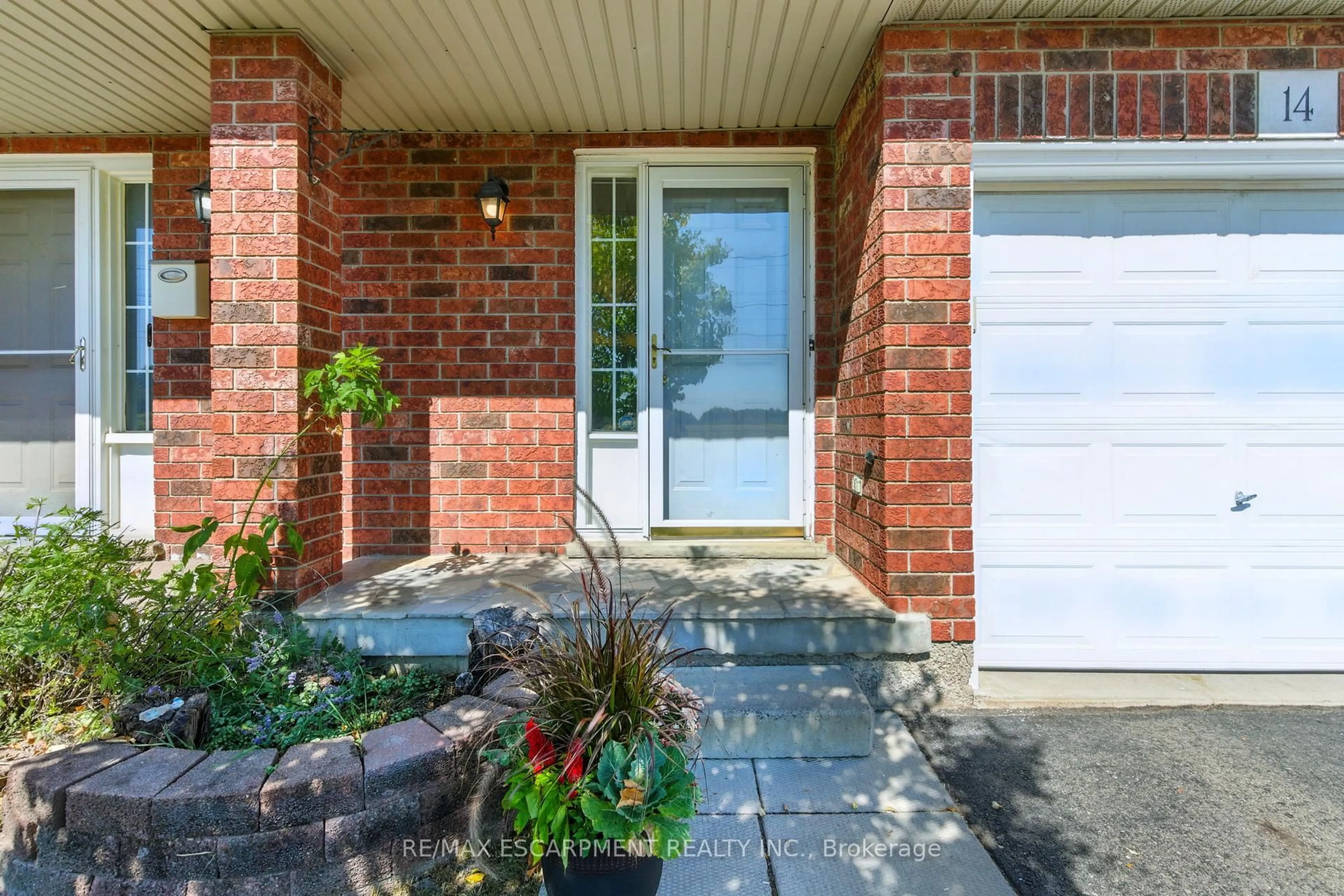 Indoor entryway for 1860 Upper Gage Ave #14, Hamilton Ontario L8W 3Y6